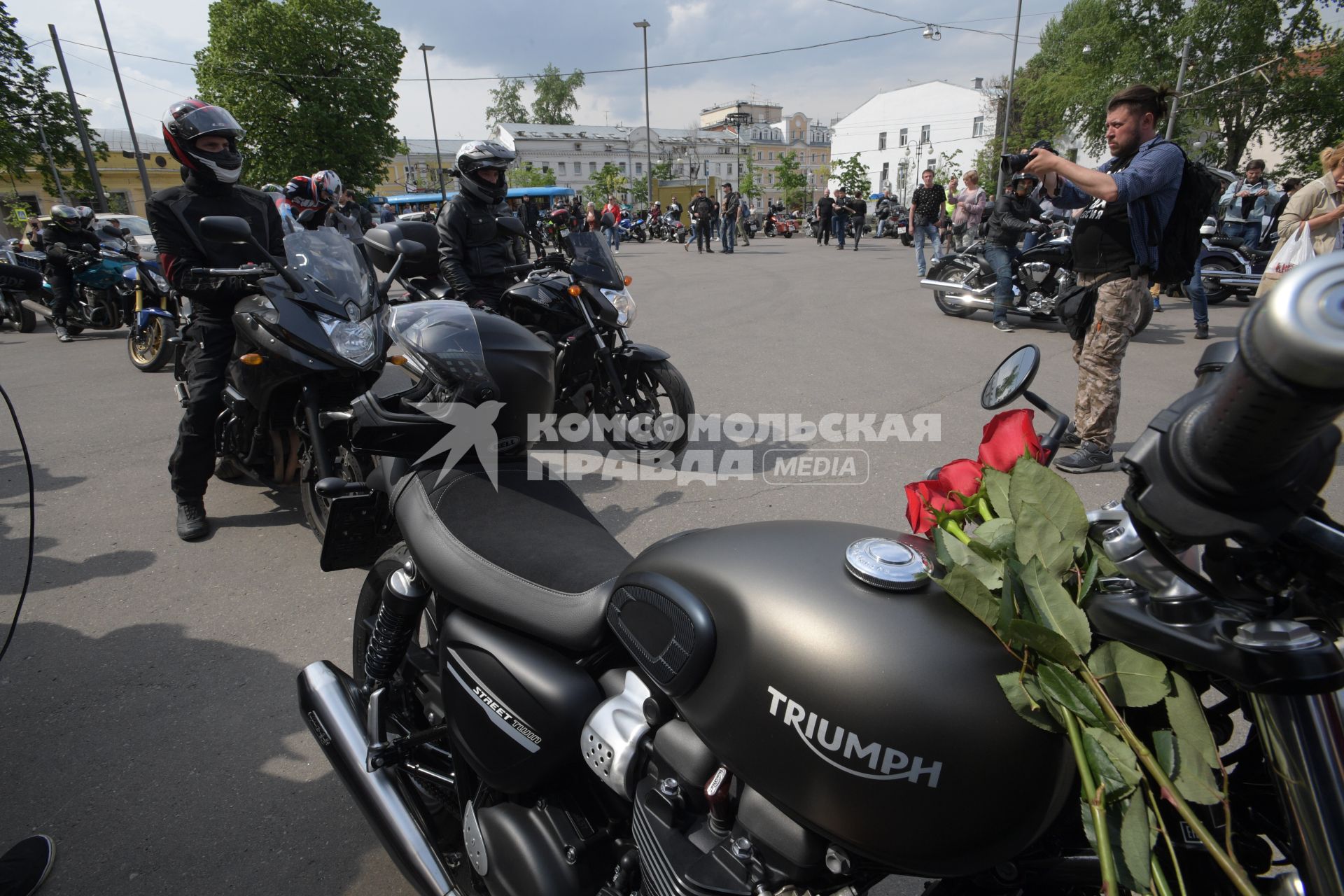 Москва. Байкеры у здания  редакции `Говорит Москва` собрались почтить  память главного редактора  радиостанции Сергея Доренко.