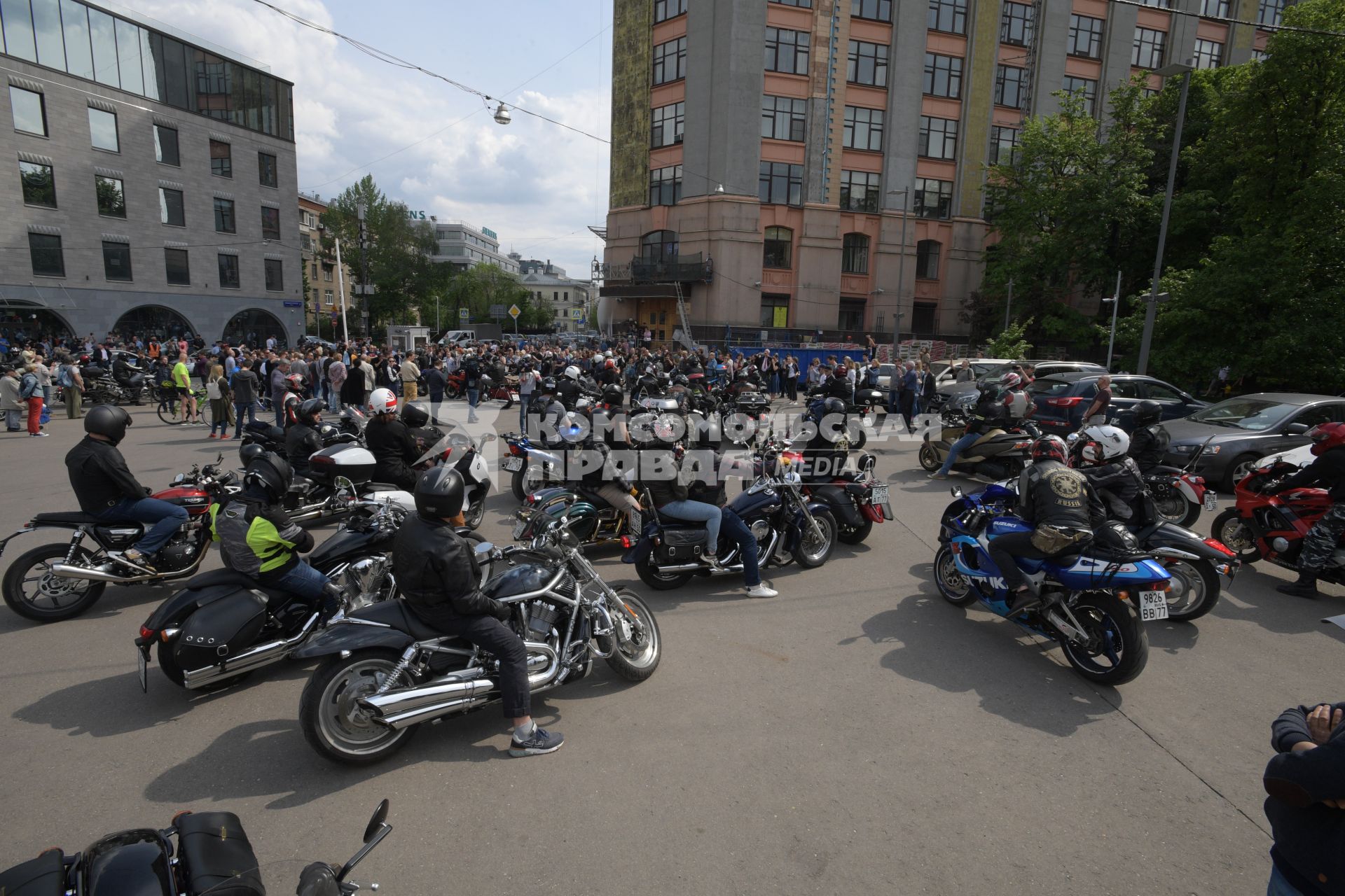 Москва. Байкеры у здания  редакции `Говорит Москва` собрались почтить  память главного редактора  радиостанции Сергея Доренко.