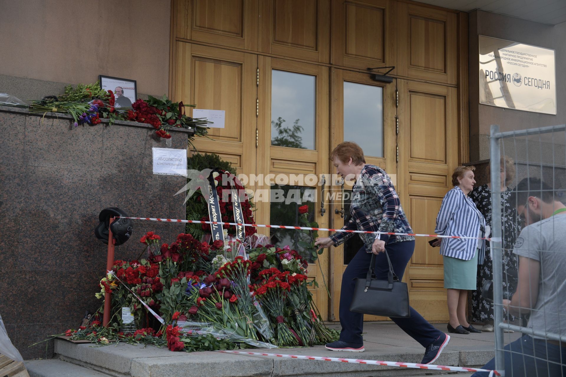 Москва. Женщина кладет цветы к зданию редакции `Говорит Москва`в память о главном редакторе  радиостанции Сергее Доренко.