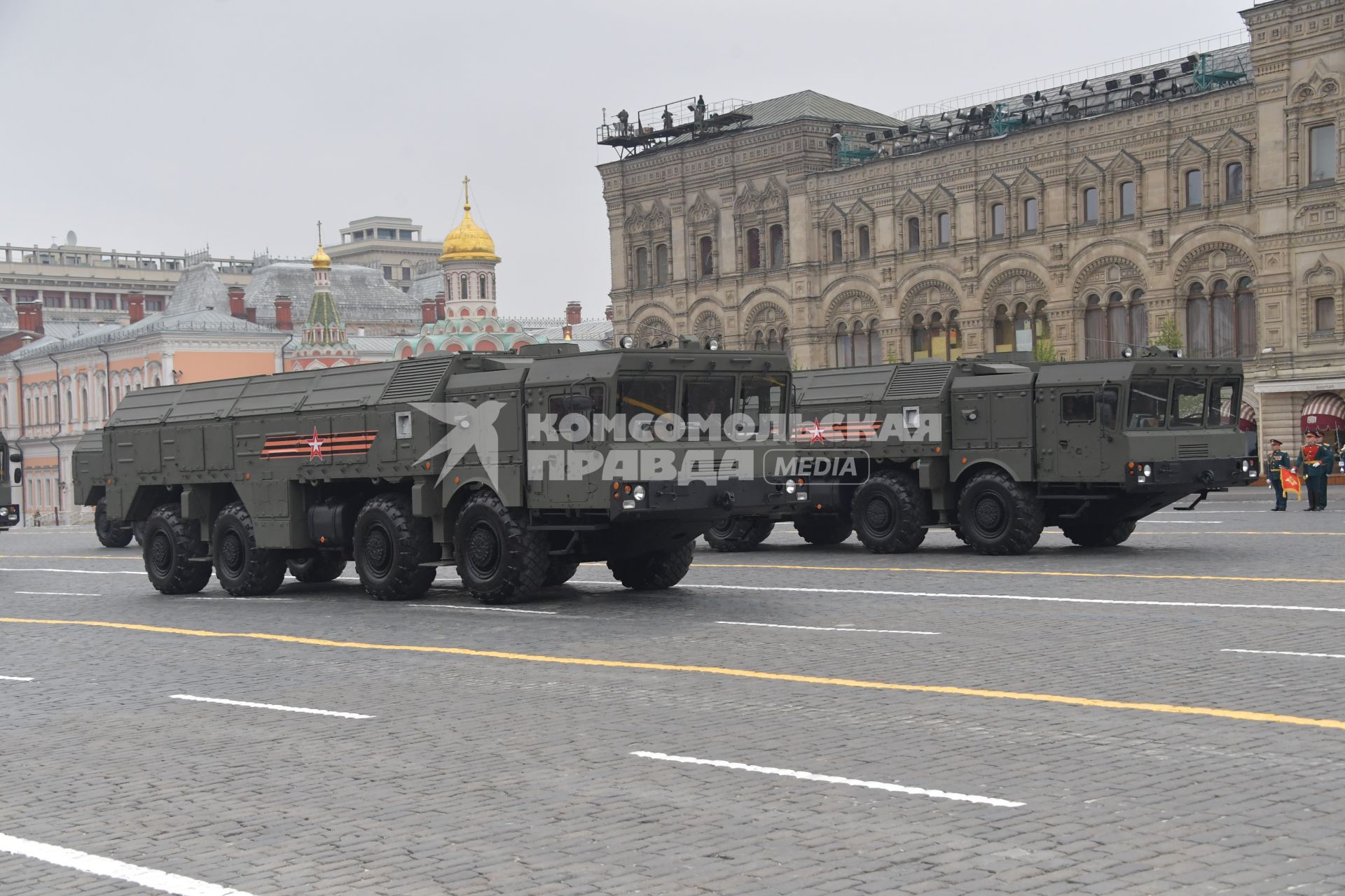 Москва.   Ракетный комплекс `Искандер-М` на Красной площади во время военного парада, посвященного 74-й годовщине Победы в Великой Отечественной войне.