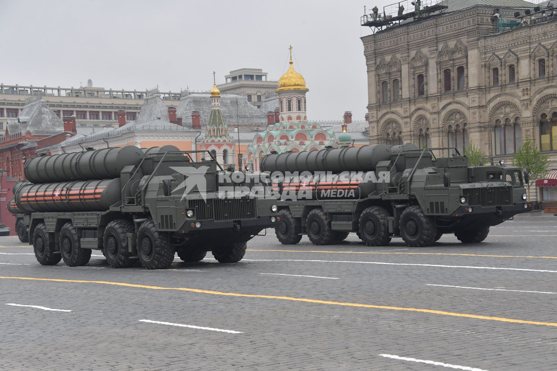 Москва. Пусковые установки ЗРС С-400 `Триумф` на Красной площади во время военного парада, посвященного 74-й годовщине Победы в Великой Отечественной войне.