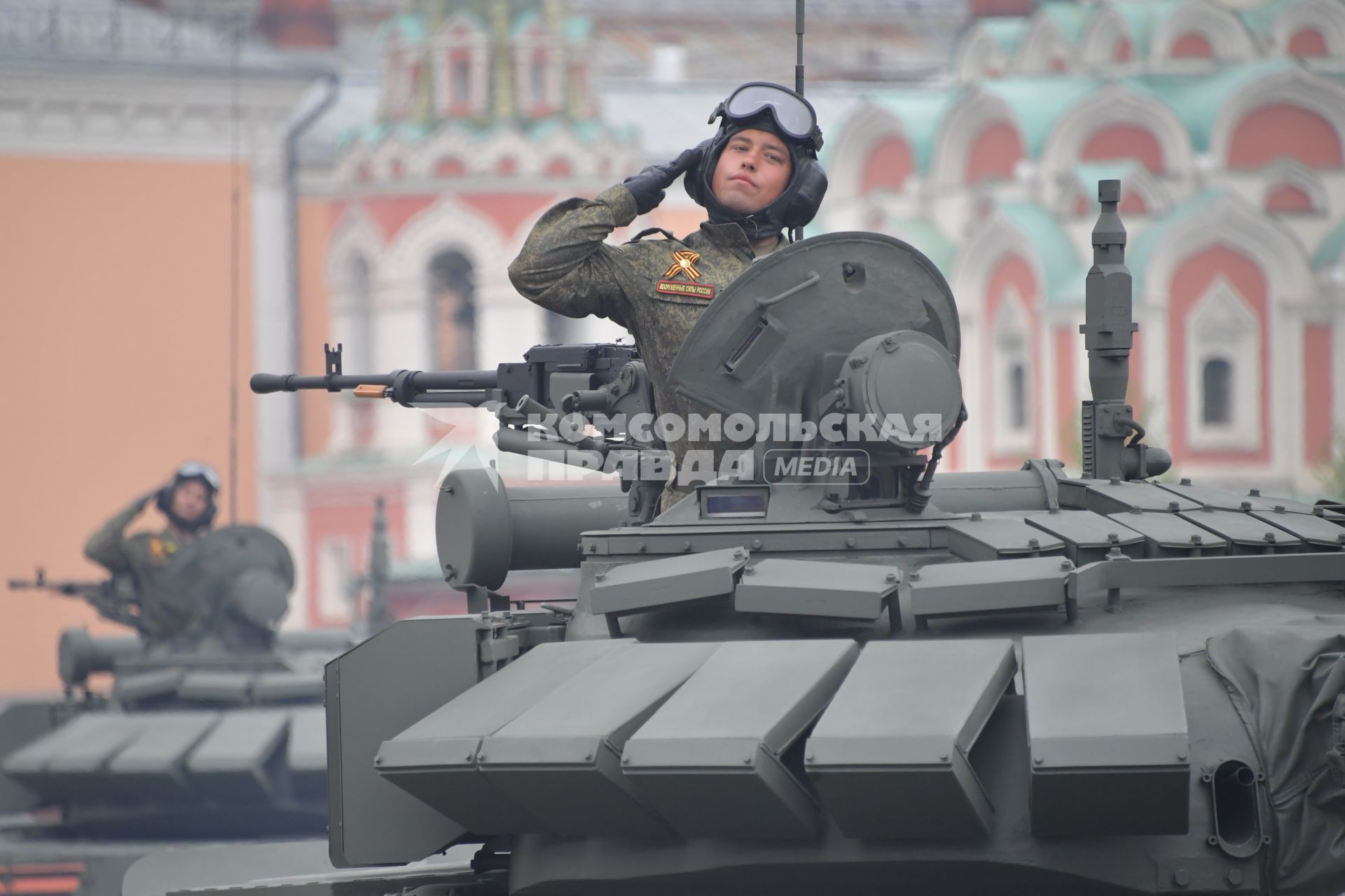 Москва.  Танк Т-72БЗ на Красной площади во время военного парада, посвященного 74-й годовщине Победы в Великой Отечественной войне.