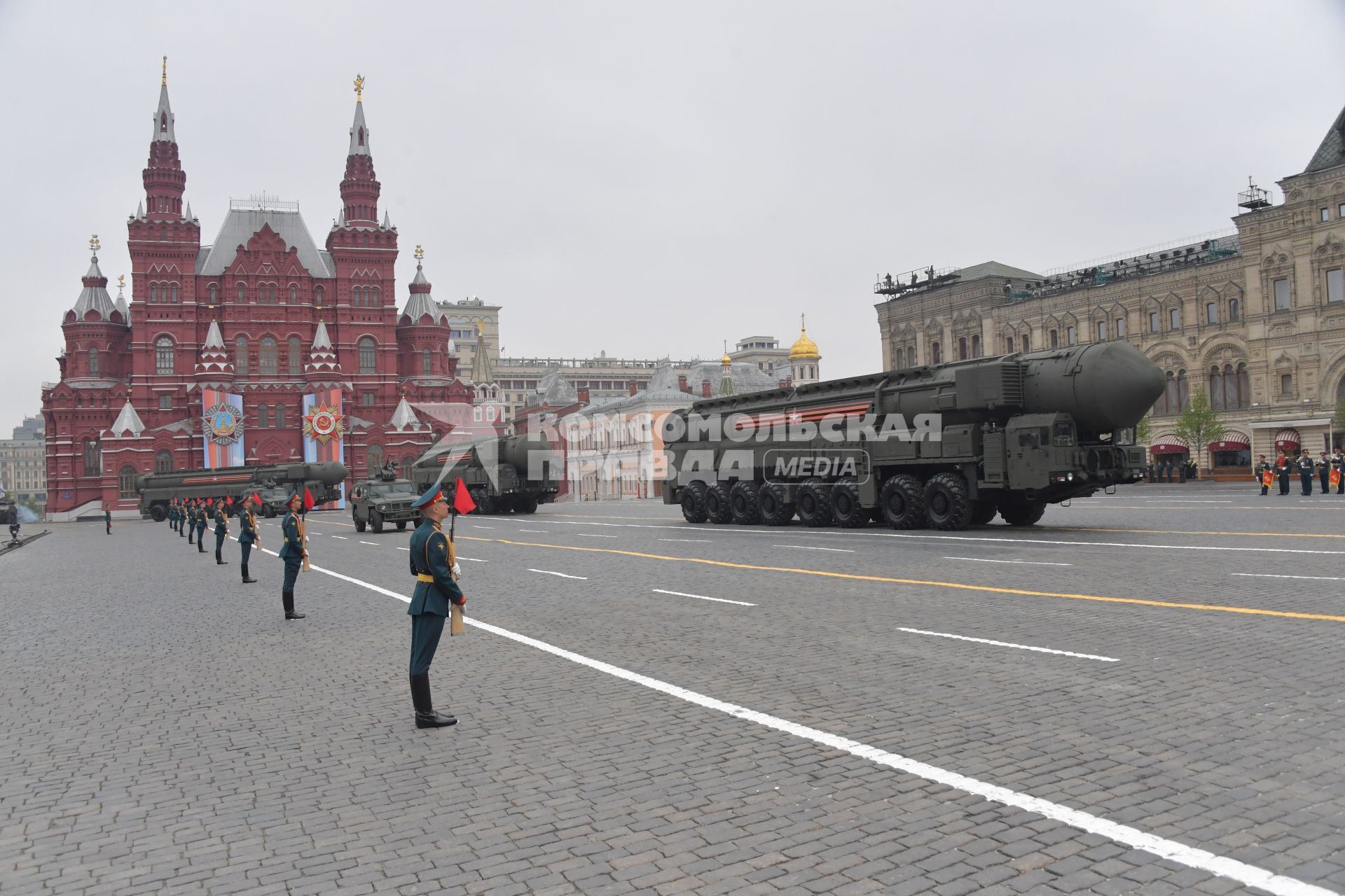 Москва. Автономная пусковая установка ПГРК `Ярс` на Красной площади во время военного парада, посвященного 74-й годовщине Победы в Великой Отечественной войне.