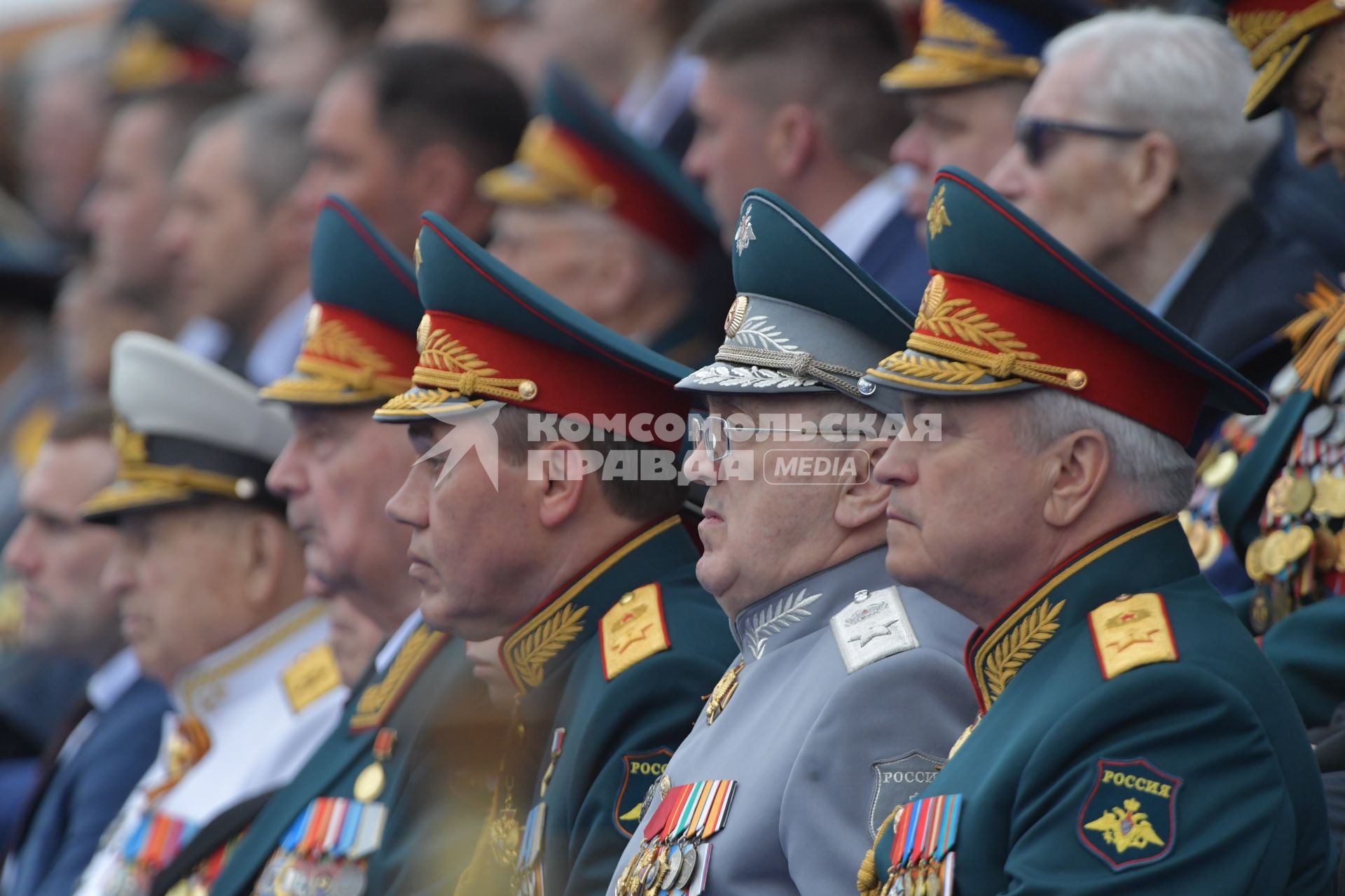 Москва.   Первый заместитель министра обороны РФ Руслан Цаликов (второй справа) и начальник Генерального штаба Вооруженных сил РФ - первый заместитель министра обороны РФ Валерий Герасимов  (третий справа) на Красной площади во время военного парада, посвященного 74-й годовщине Победы в Великой Отечественной войне.