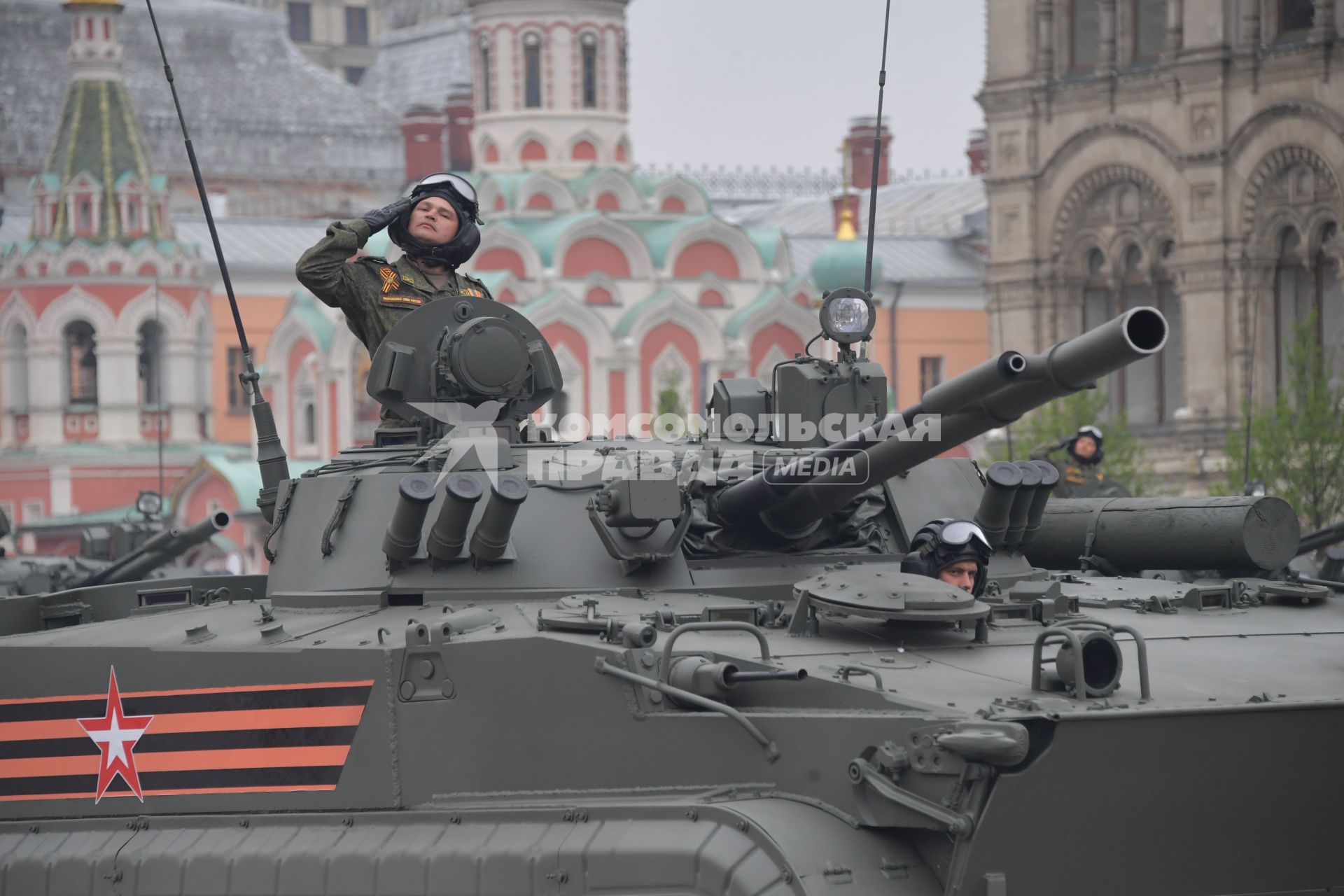 Москва.   Боевая машина десанта БМД-4М `Садовница` на Красной площади во время военного парада, посвященного 74-й годовщине Победы в Великой Отечественной войне.