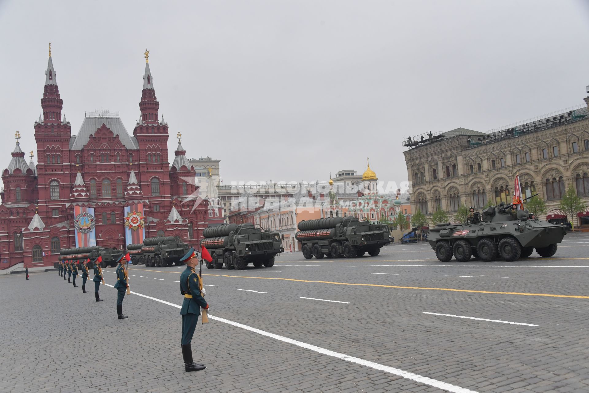 Москва. Пусковые установки ЗРС С-400 `Триумф` и бронетранспортер БТР-82А на Красной площади во время военного парада, посвященного 74-й годовщине Победы в Великой Отечественной войне.