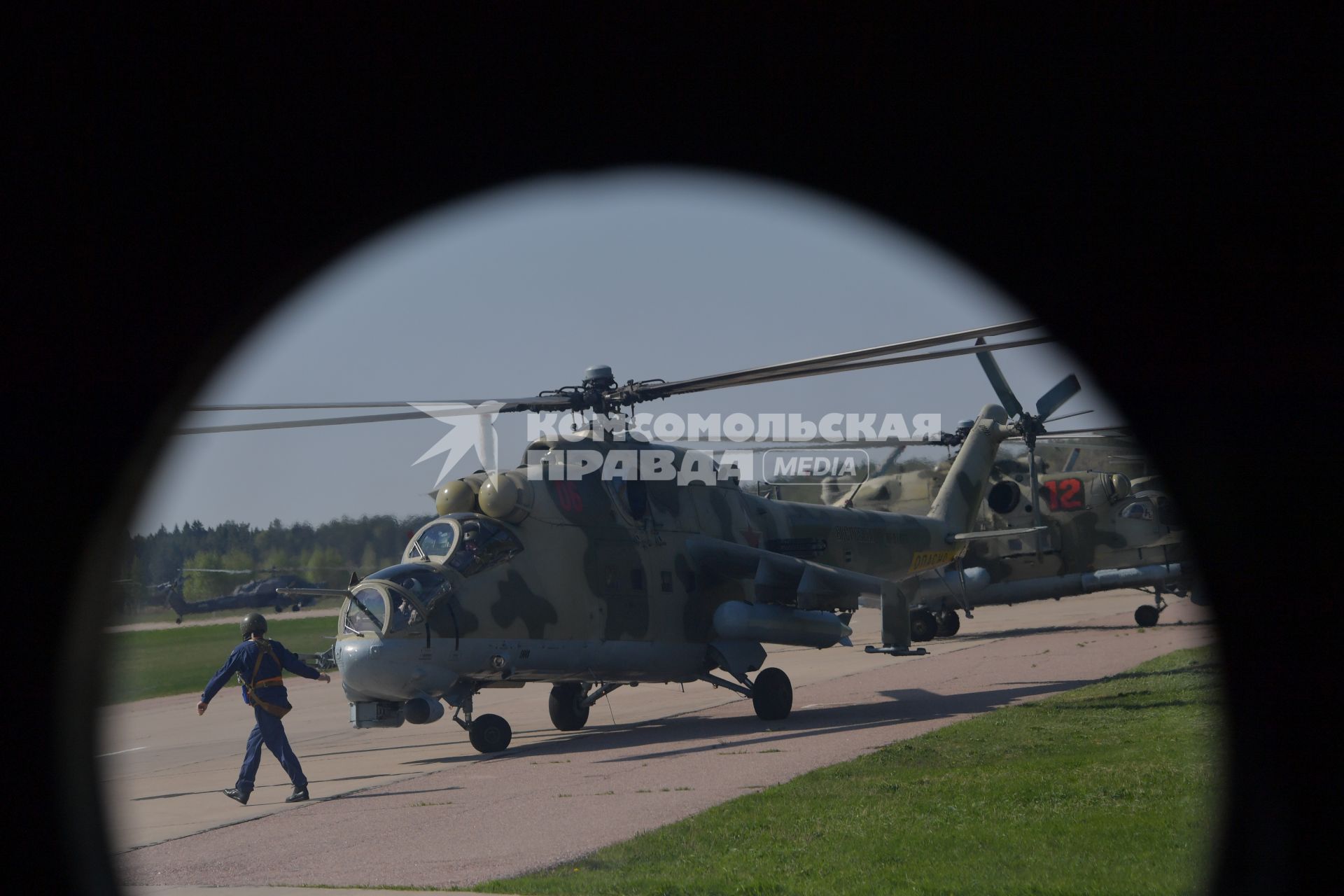 Московская область, Кубинка. Ударный вертолет Ми-35 перед началом  генеральной репетиции воздушной части парада Победы на аэродроме `Кубинка`.