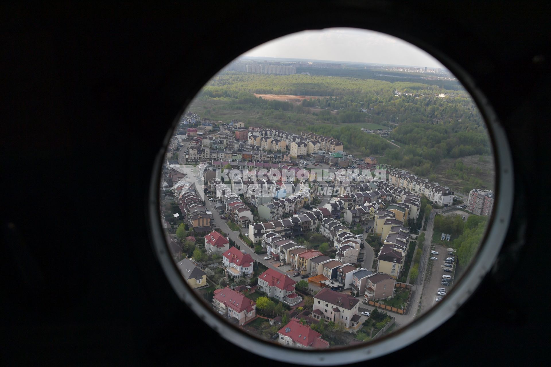 Московская область, Кубинка. Панорама города с борта самолета во время генеральной репетиции воздушной части парада Победы.