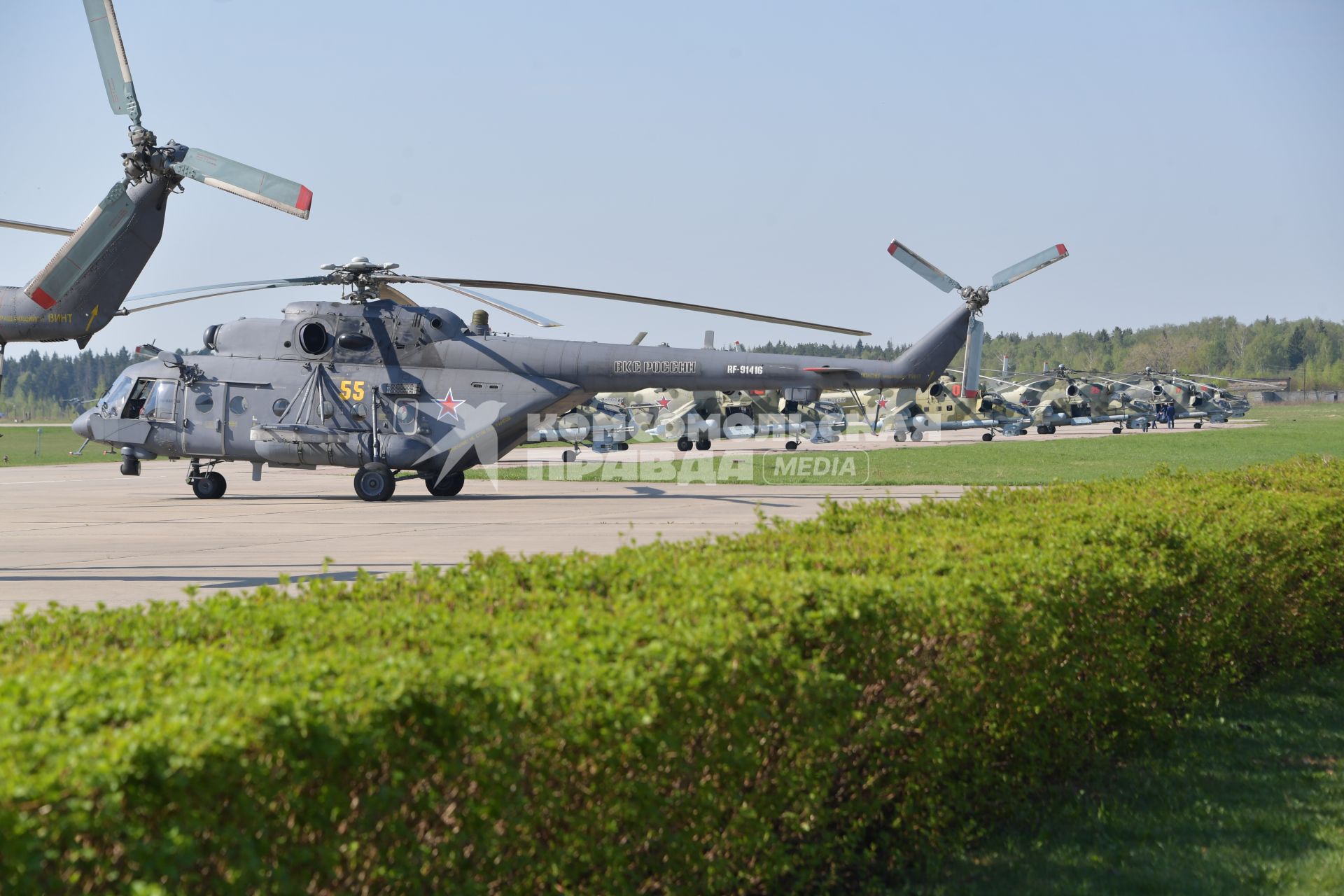 Московская область, Кубинка. Многоцелевой вертолет Ми-8АМТШ перед началом  генеральной репетиции воздушной части парада Победы на аэродроме `Кубинка`.