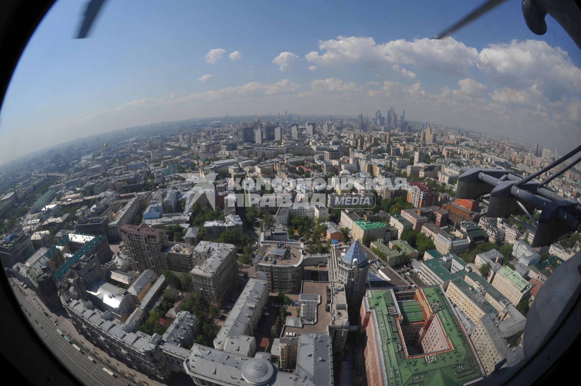 Московская область, Кубинка. Панорама города с борта самолета во время генеральной репетиции воздушной части парада Победы.