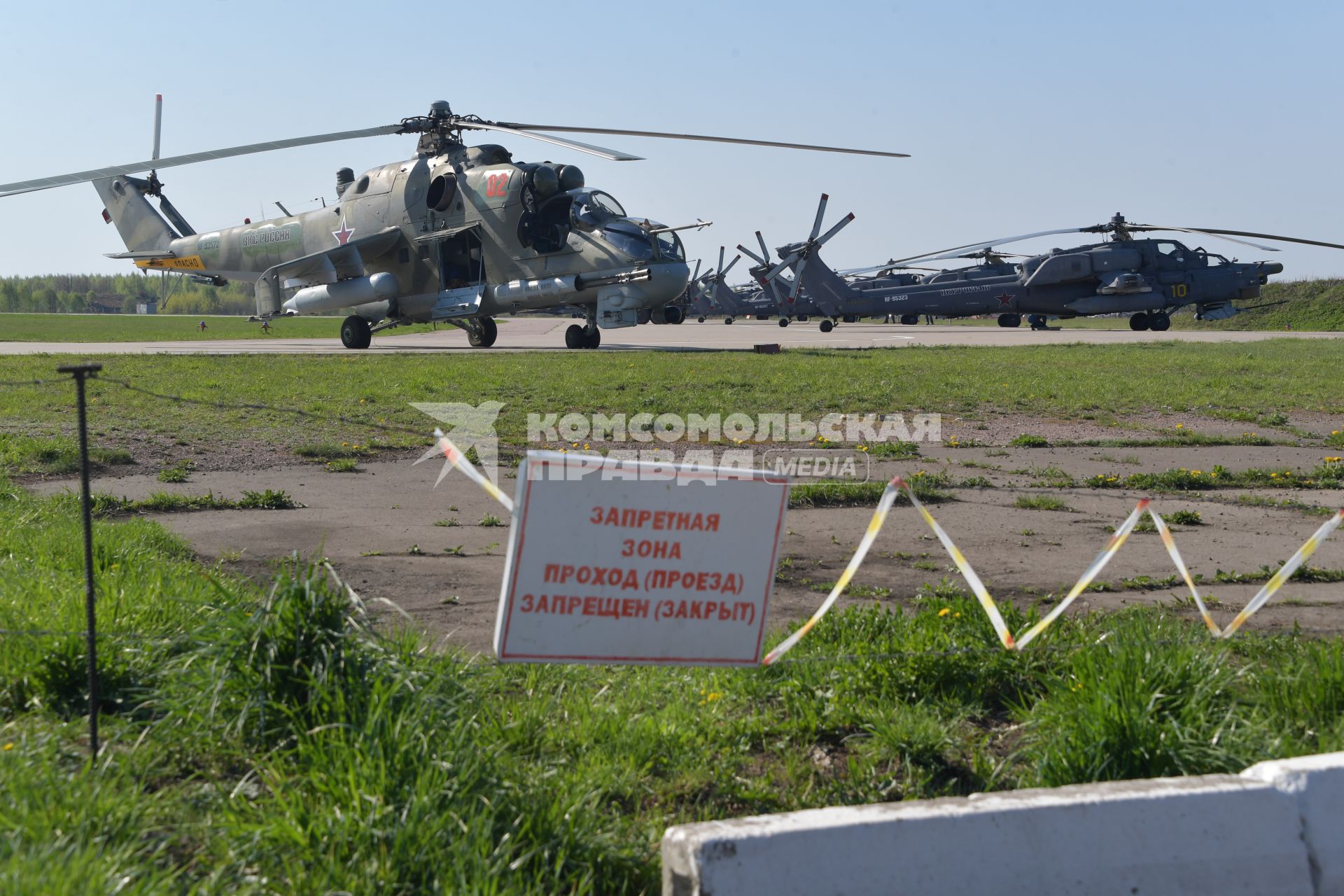 Московская область, Кубинка. Ударный вертолет Ми-35М перед началом  генеральной репетиции воздушной части парада Победы на аэродроме `Кубинка`.