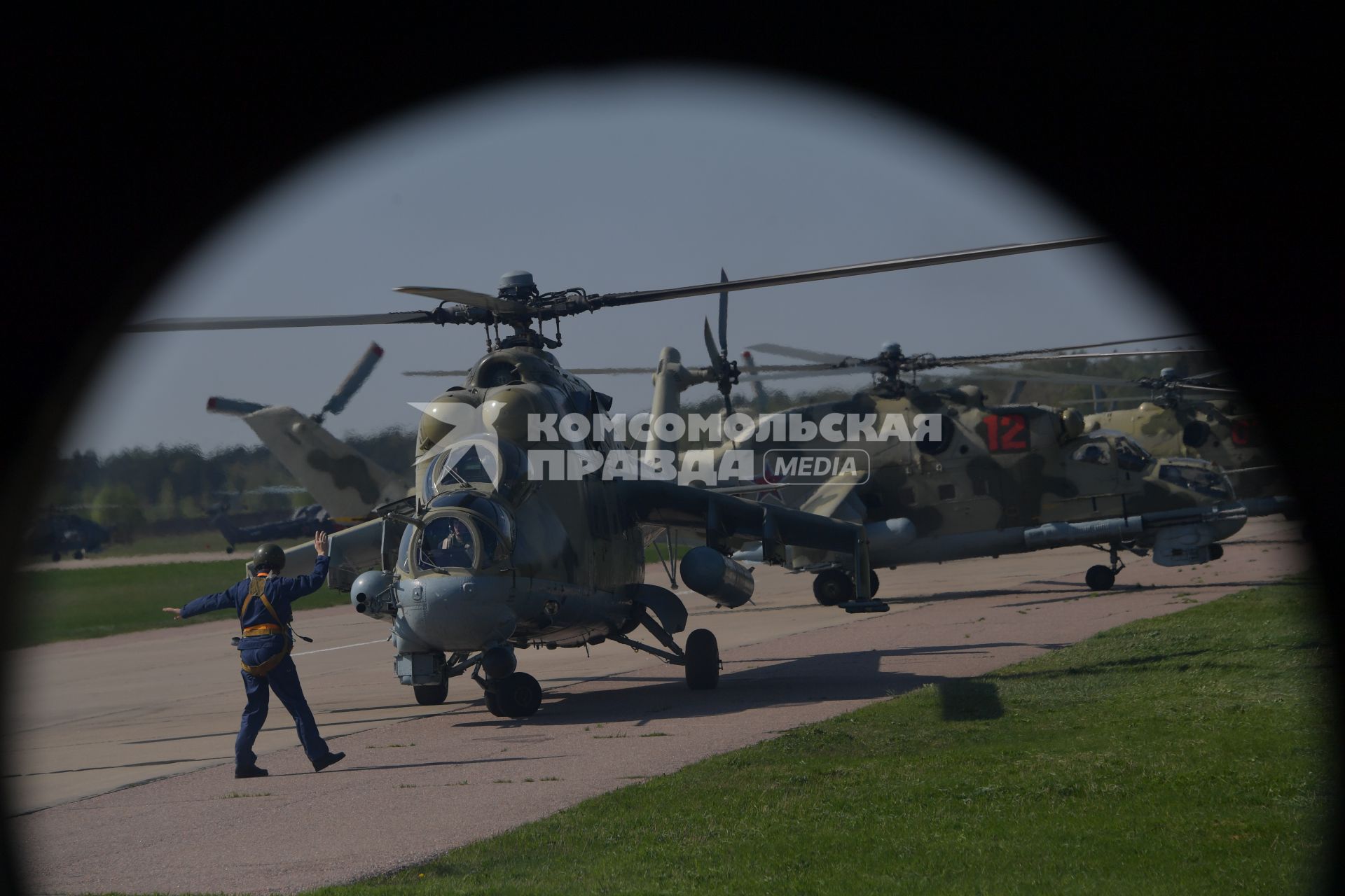 Московская область, Кубинка. Ударный вертолет Ми-35 перед началом  генеральной репетиции воздушной части парада Победы на аэродроме `Кубинка`.