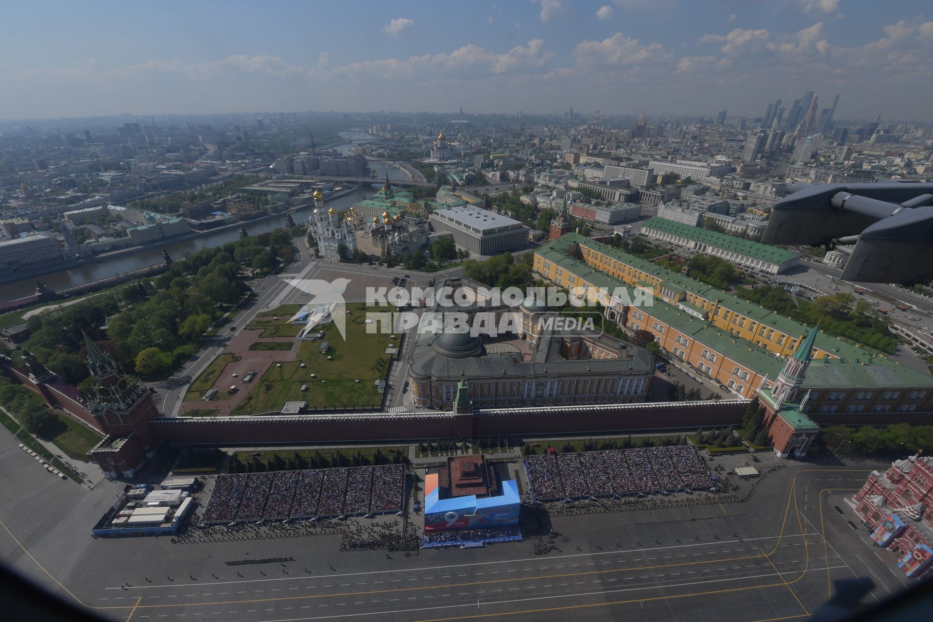 Московская область, Кубинка. Панорама города с борта самолета во время генеральной репетиции воздушной части парада Победы.