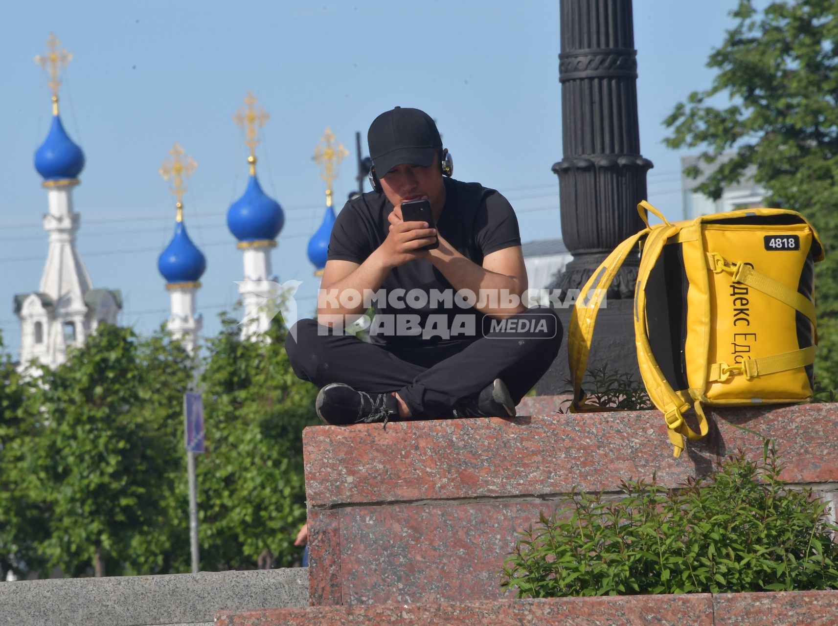 Москва.  Сотрудник сервиса по доставке еды `Яндекс Еда`.