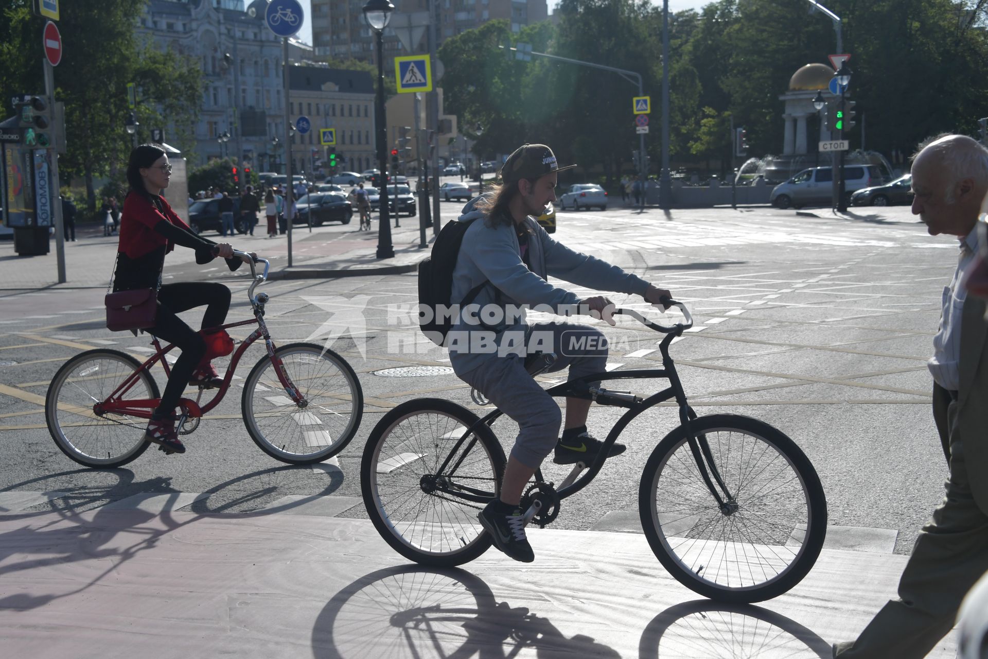 Москва.  Велосипедисты на площади Никитских ворот.