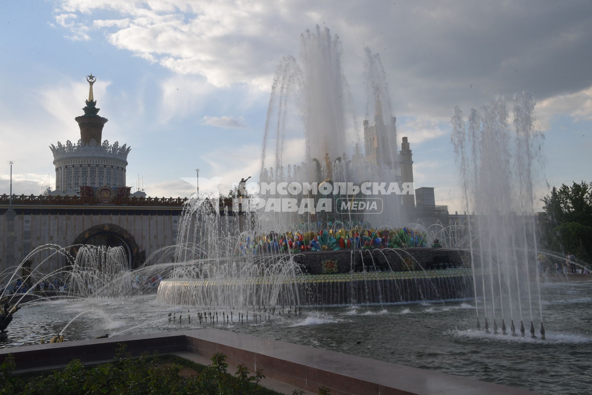 Москва.  Фонтан `Каменный цветок`открыли на ВДНХ после реставрации.