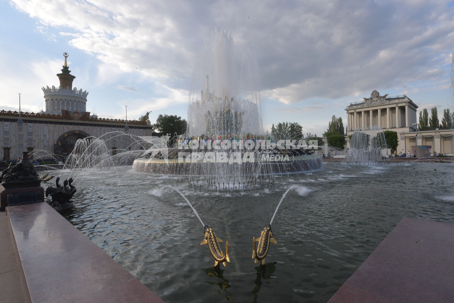 Москва.  Фонтан `Каменный цветок`открыли на ВДНХ после реставрации.