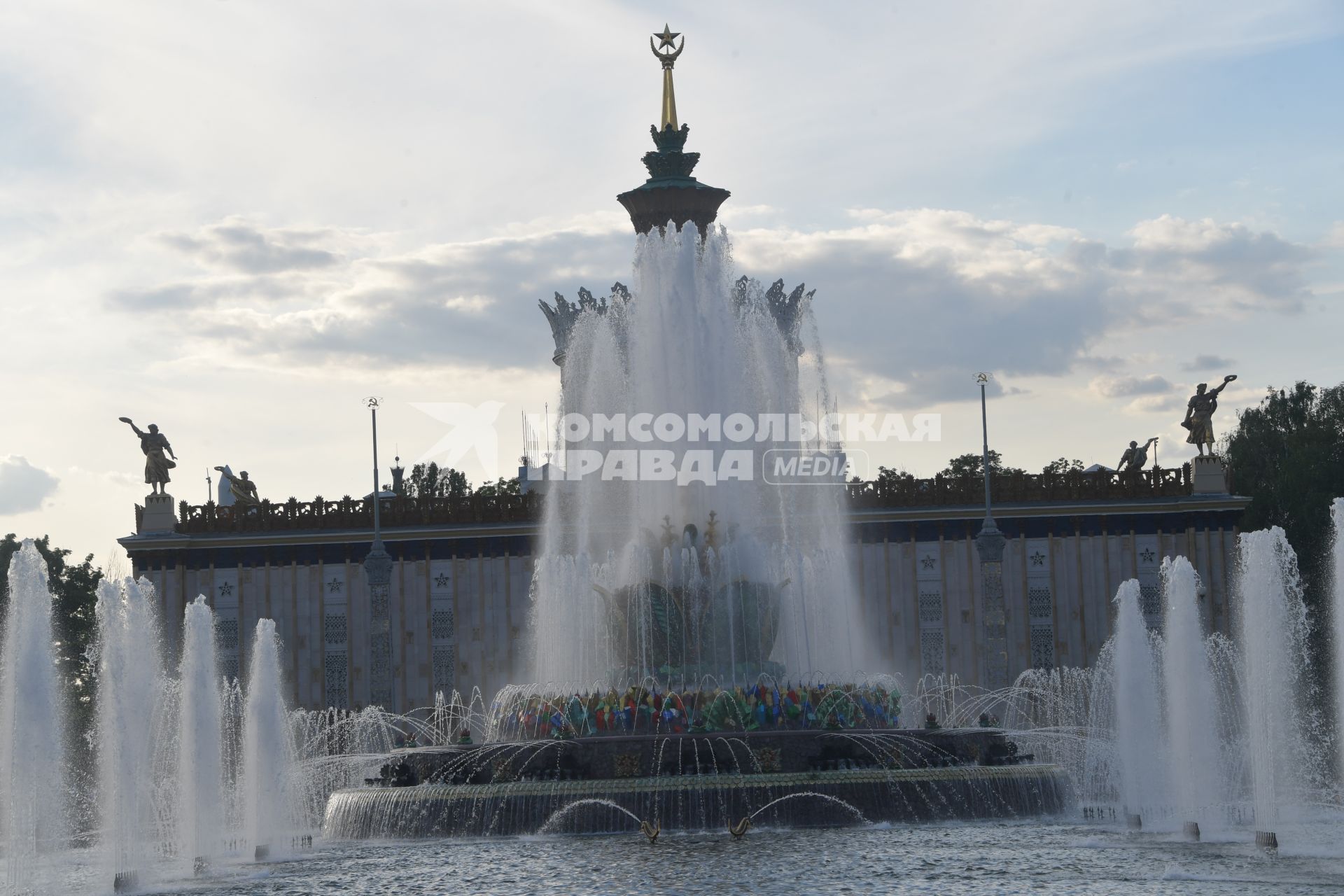 Москва.  Фонтан `Каменный цветок`открыли на ВДНХ после реставрации.