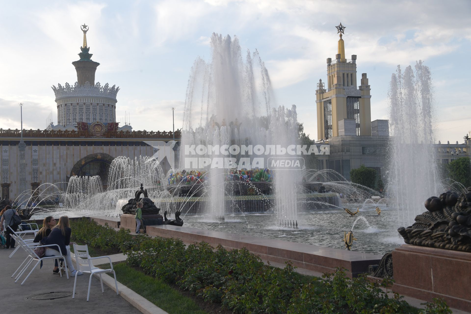 Москва.  Фонтан `Каменный цветок`открыли на ВДНХ после реставрации.