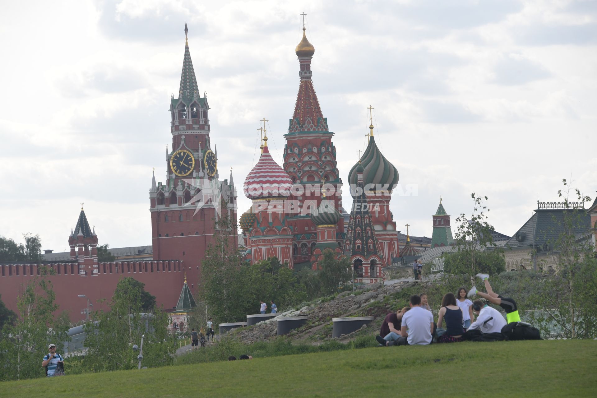 Москва.  Молодые люди  в парке `Зарядье`.