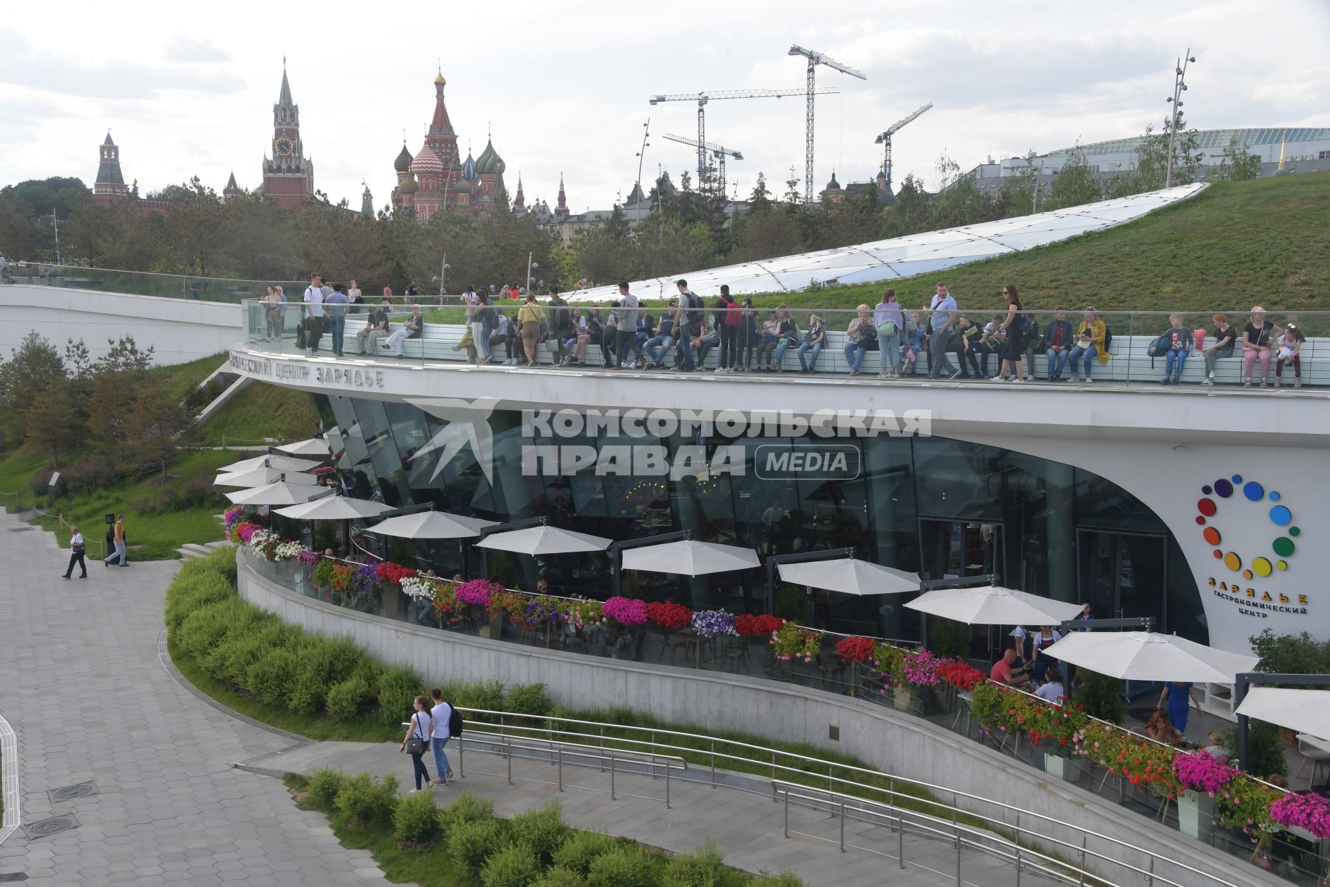 Москва. Посетители  в парке `Зарядье`.