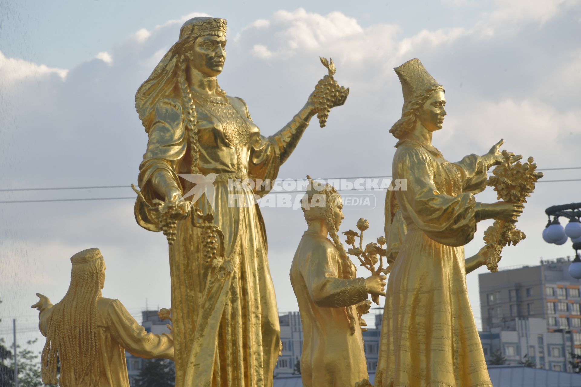 Москва.  Фрагмент фонтана `Дружба народов` на Центральной аллее ВДНХ.