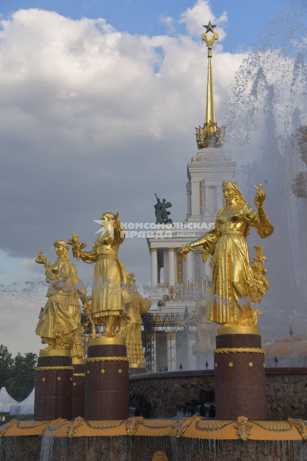 Москва.  Фрагмент фонтана `Дружба народов` на Центральной аллее ВДНХ.