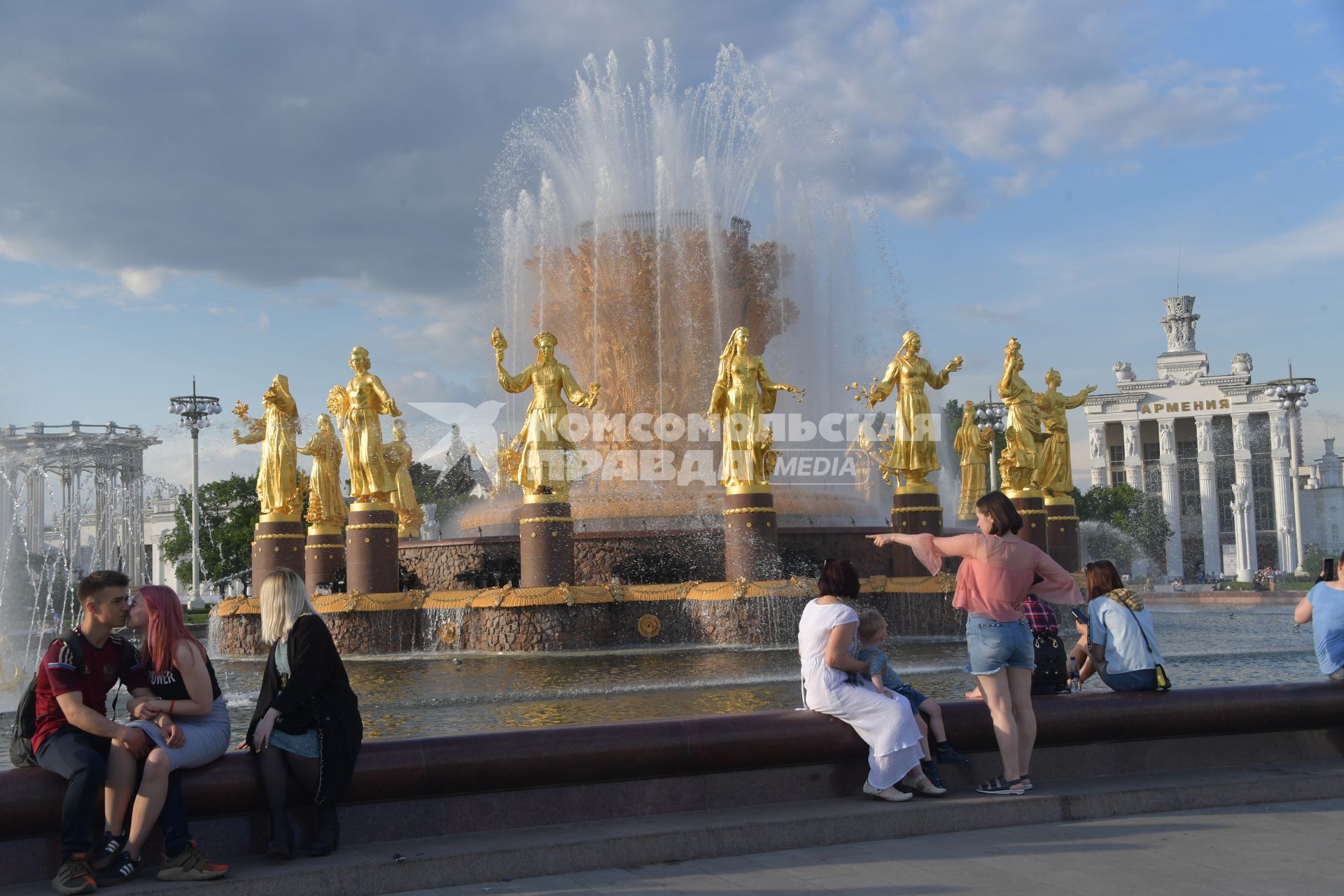 Москва.  Фонтан `Дружба народов` на ВДНХ после реставрации.