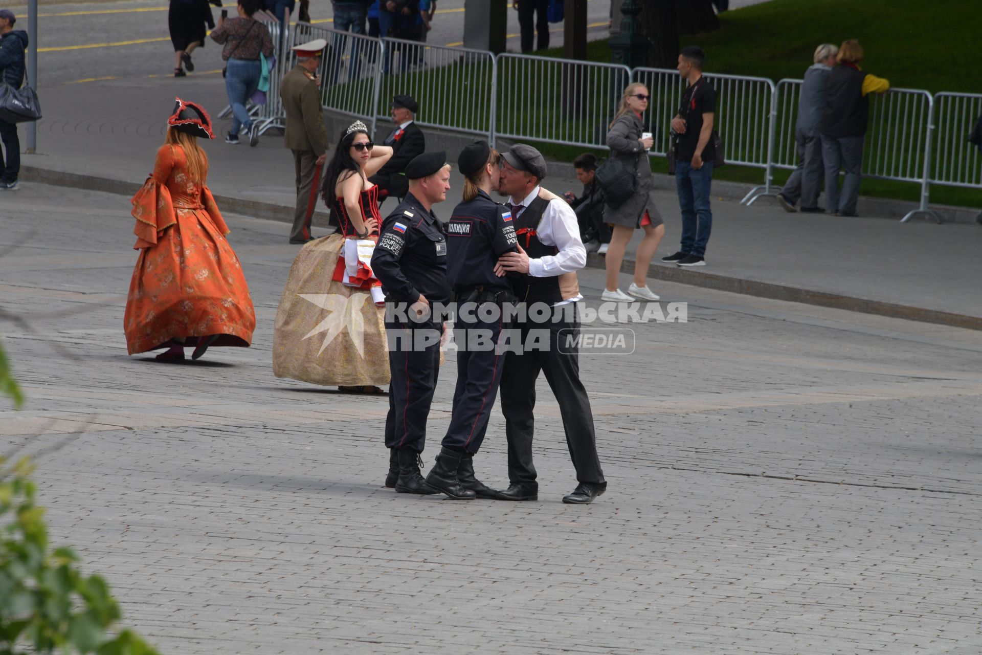 Москва.  Двойник Владимира Ленина и полицейские на Манежной площади.