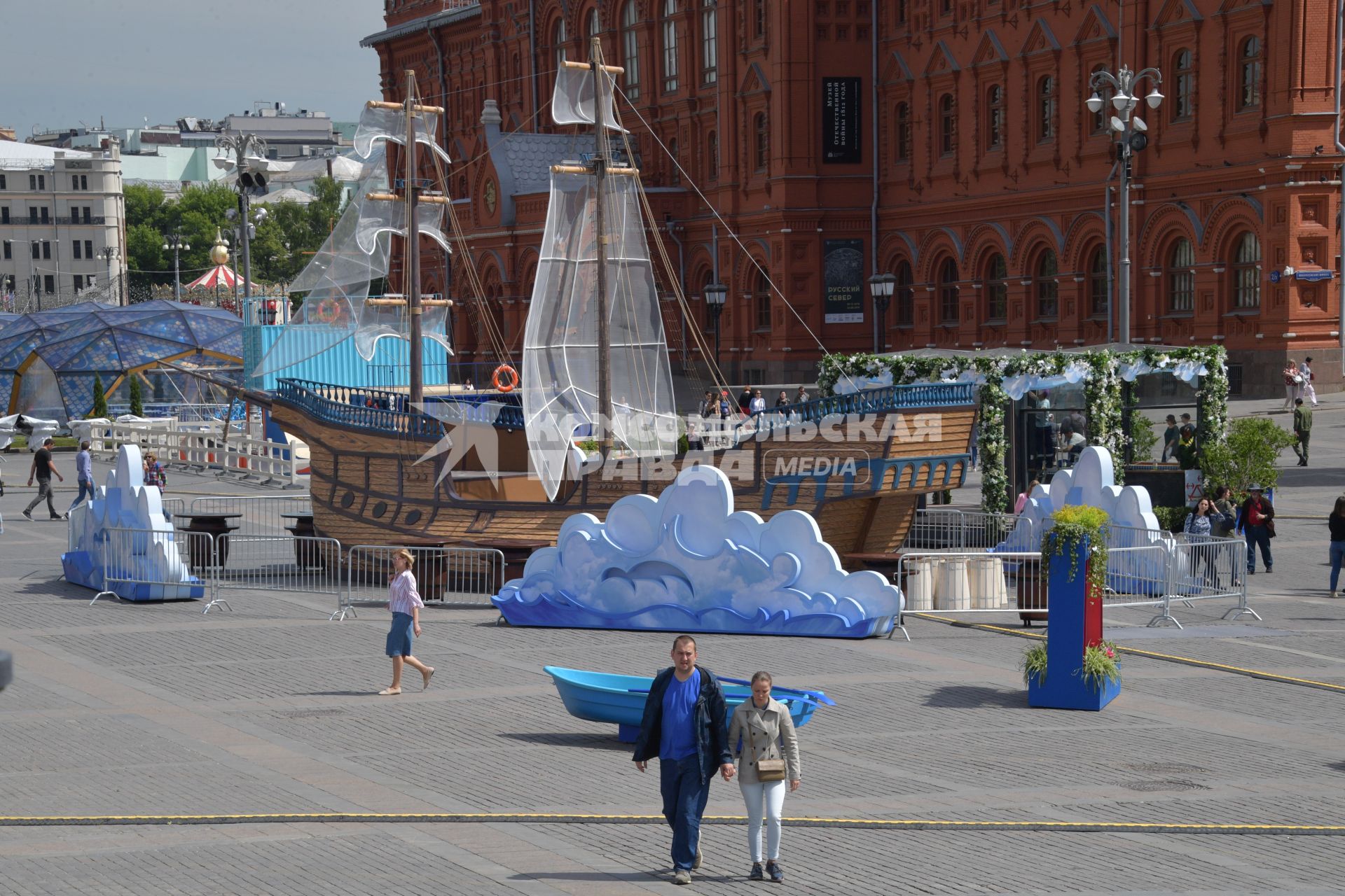 Москва.  Подготовка к фестивалю `Рыбная неделя`на площади Революции.