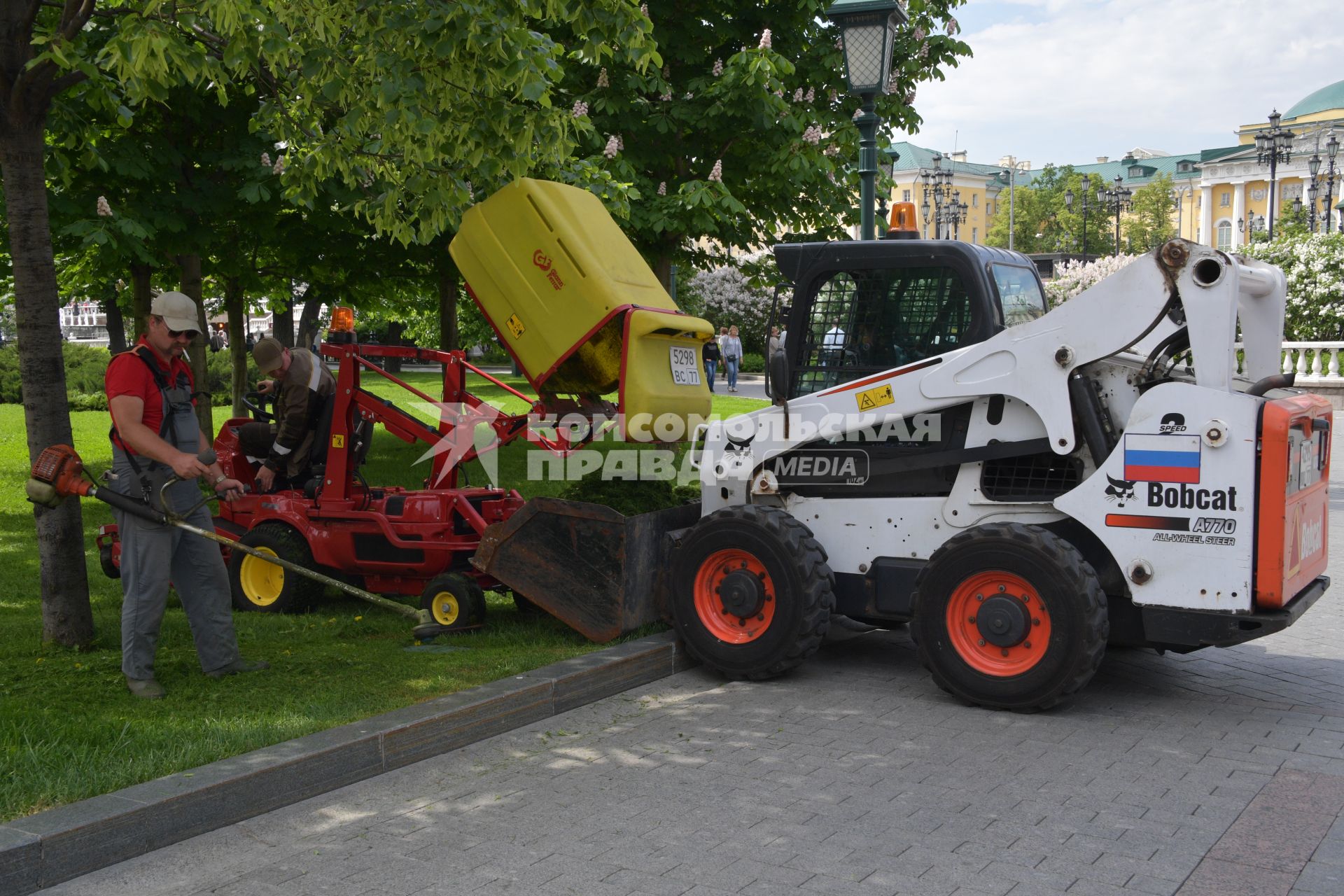 Москва.  Стрижка газона в Александровском саду.