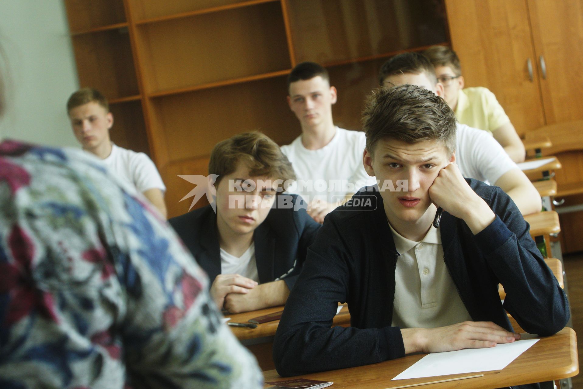 Екатеринбург. Школьники перед сдачей ЕГЭ (единый государственный экзамен) по математике