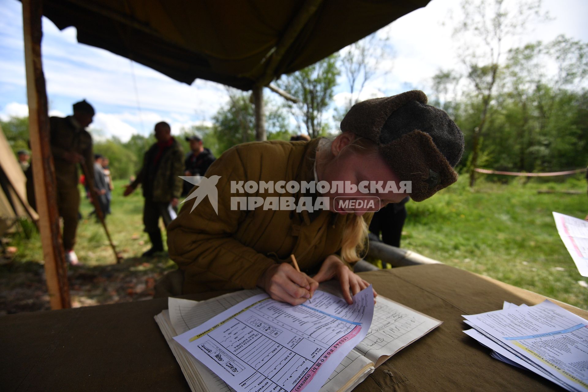 Новгородская область, Тесово-Нетыльское.  Участники  VII международного военно-исторического фестиваля, посвященного боям апреля-мая 1942 года за коридор снабжения в районе прорыва 2 Ударной Армии.