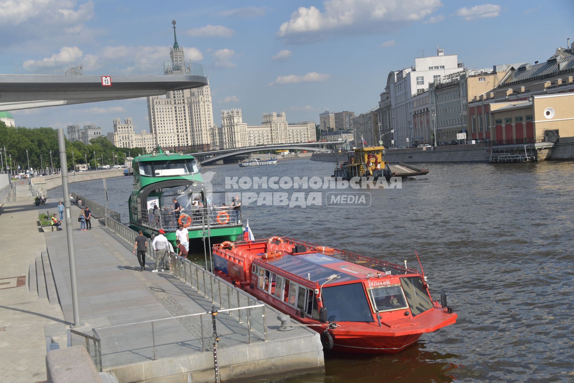 Москва.   Прогулочный катер на Москве-реке.