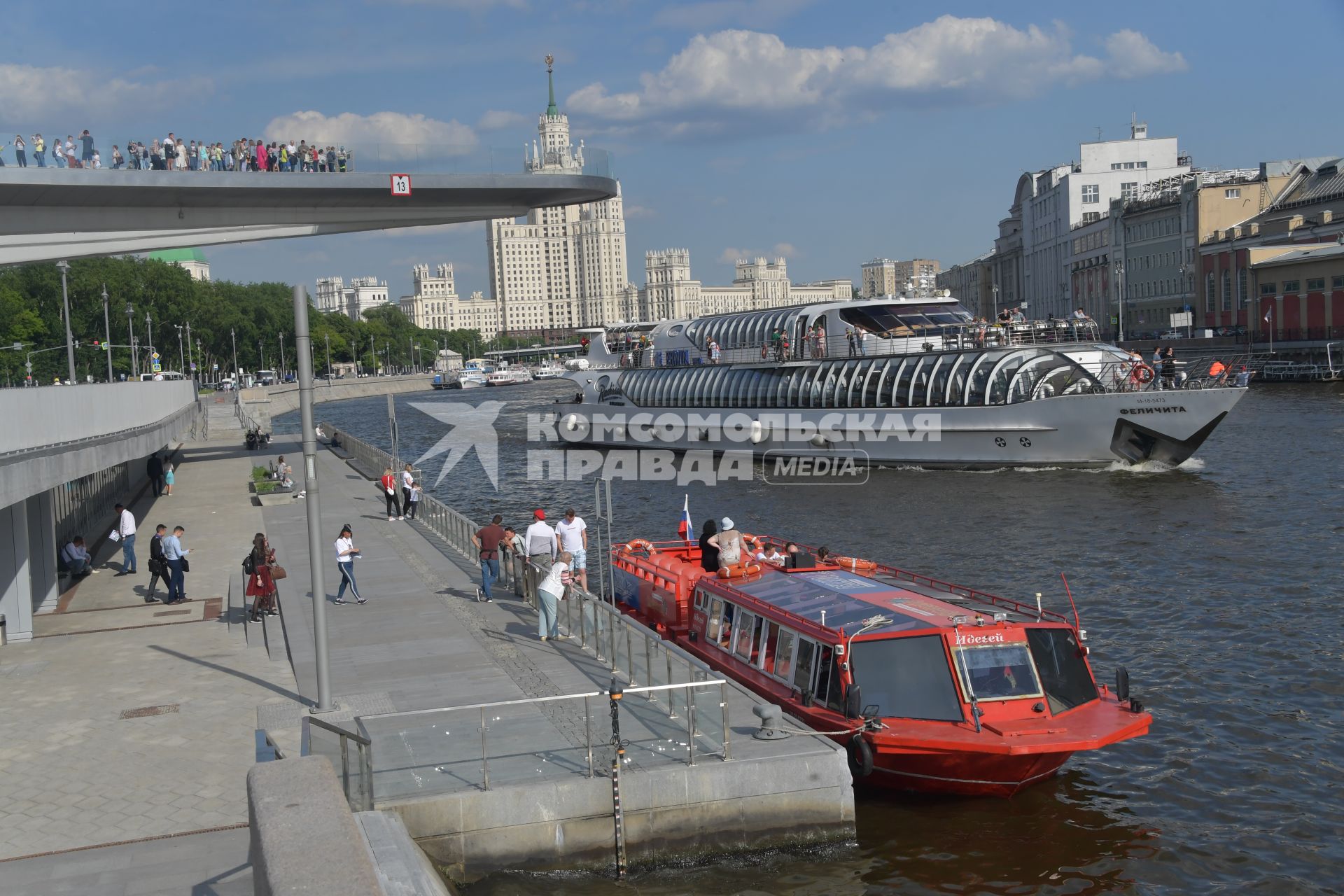 Москва.   Прогулочный катер на Москве-реке.