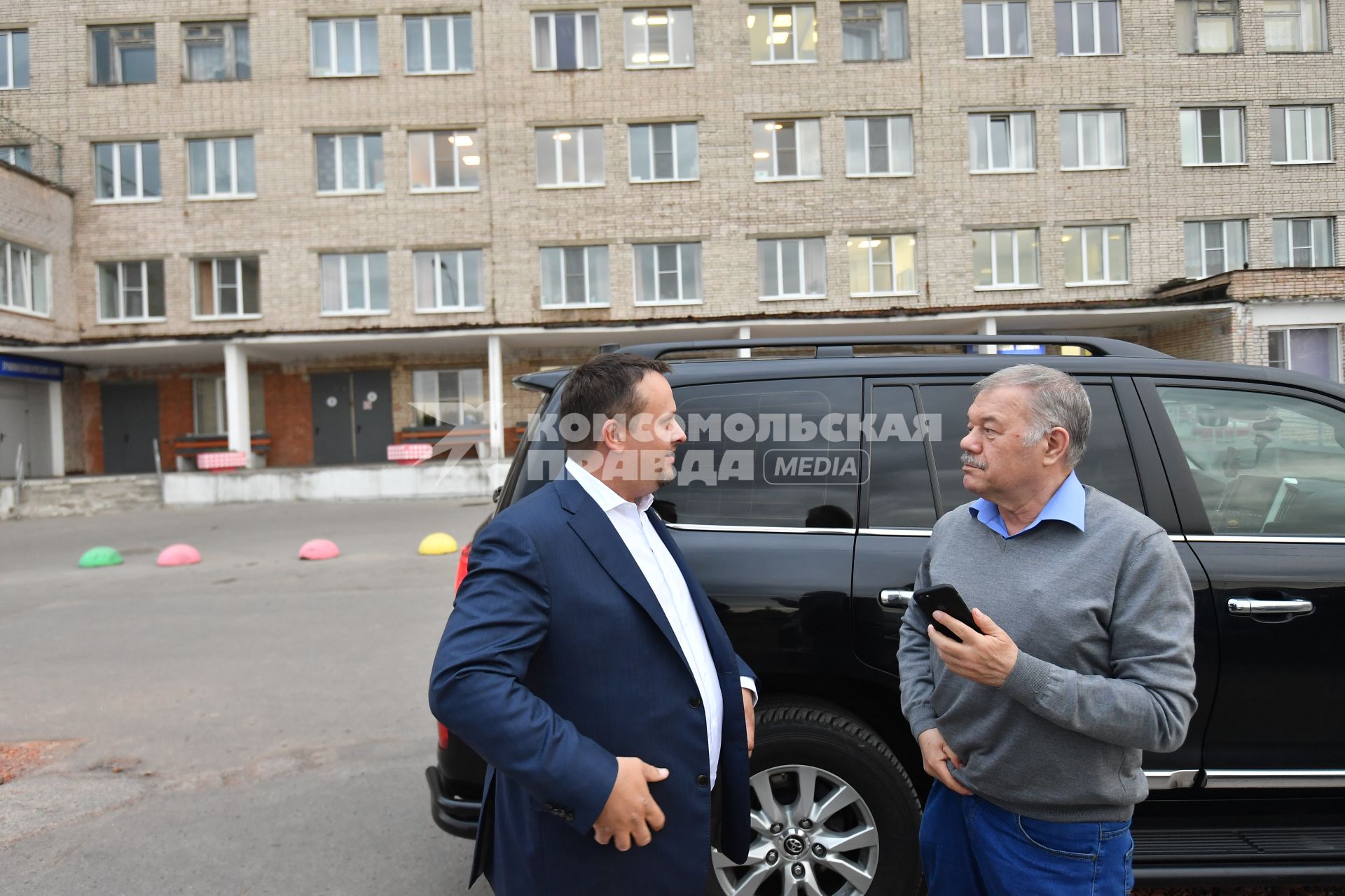 Великий Новгород.  Корреспондент `Комсомольской правды` Александр Гамов и   губернатор Новгородской области Андрей Никитин  (слева).