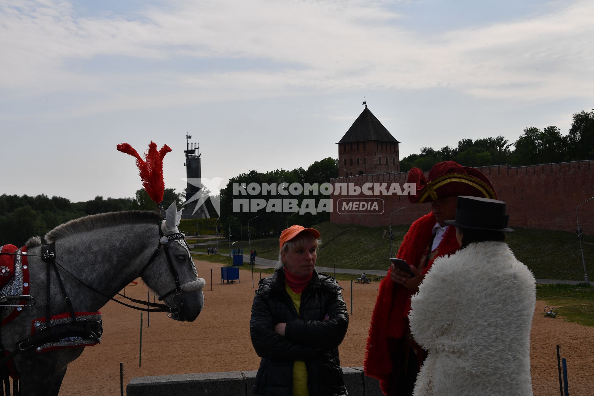 Великий Новгород. Артисты в костюмах исторических персонажей у стен  Новгородской крепости.