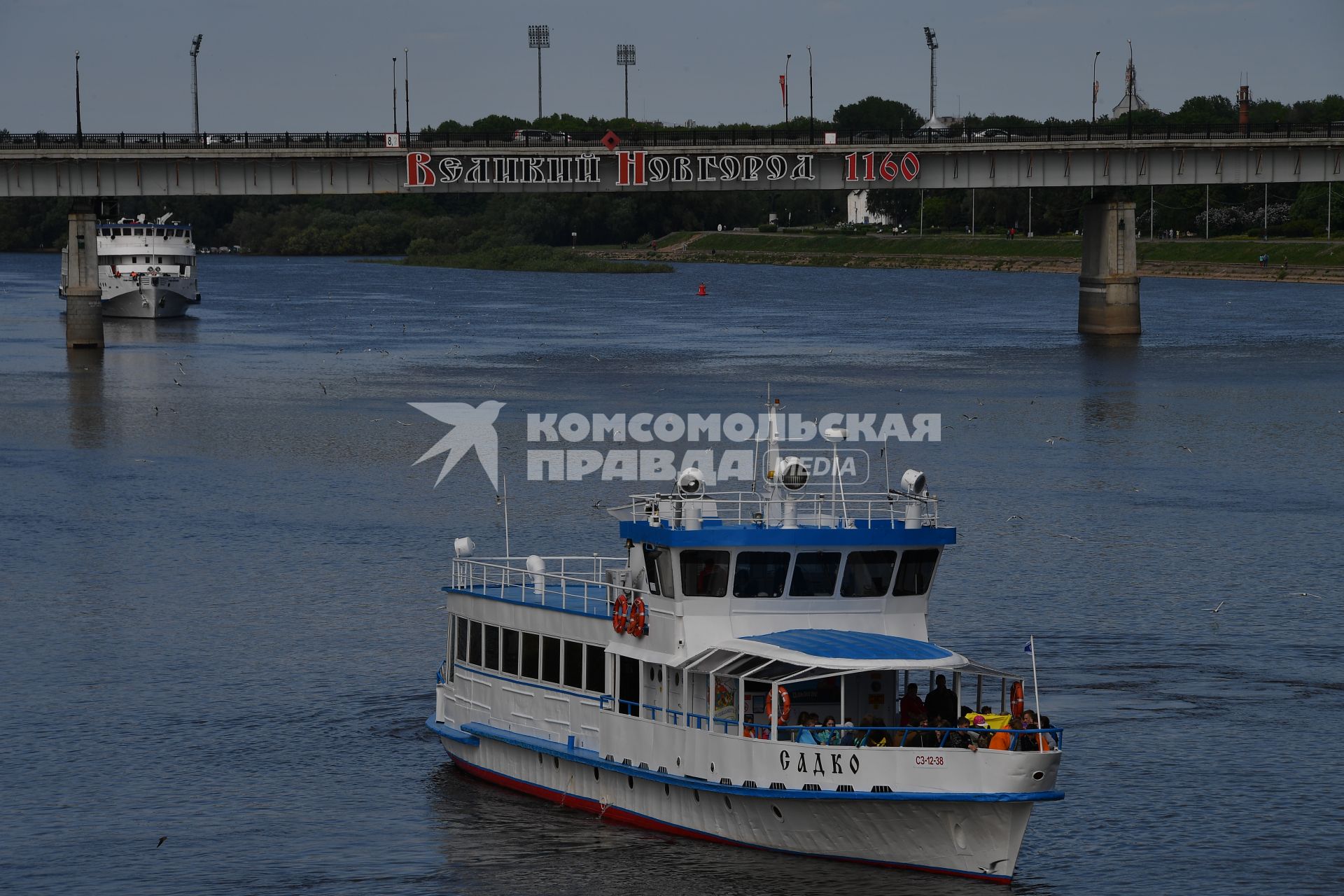 Великий Новгород.   Прогулочный катер `Садко`на реке Волхов.