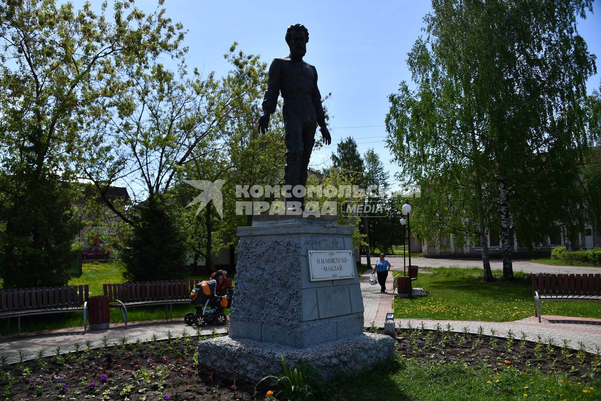 Великий Новгород.  Памятник путешественнику, этнографу Николаю Миклухо-Маклаю.