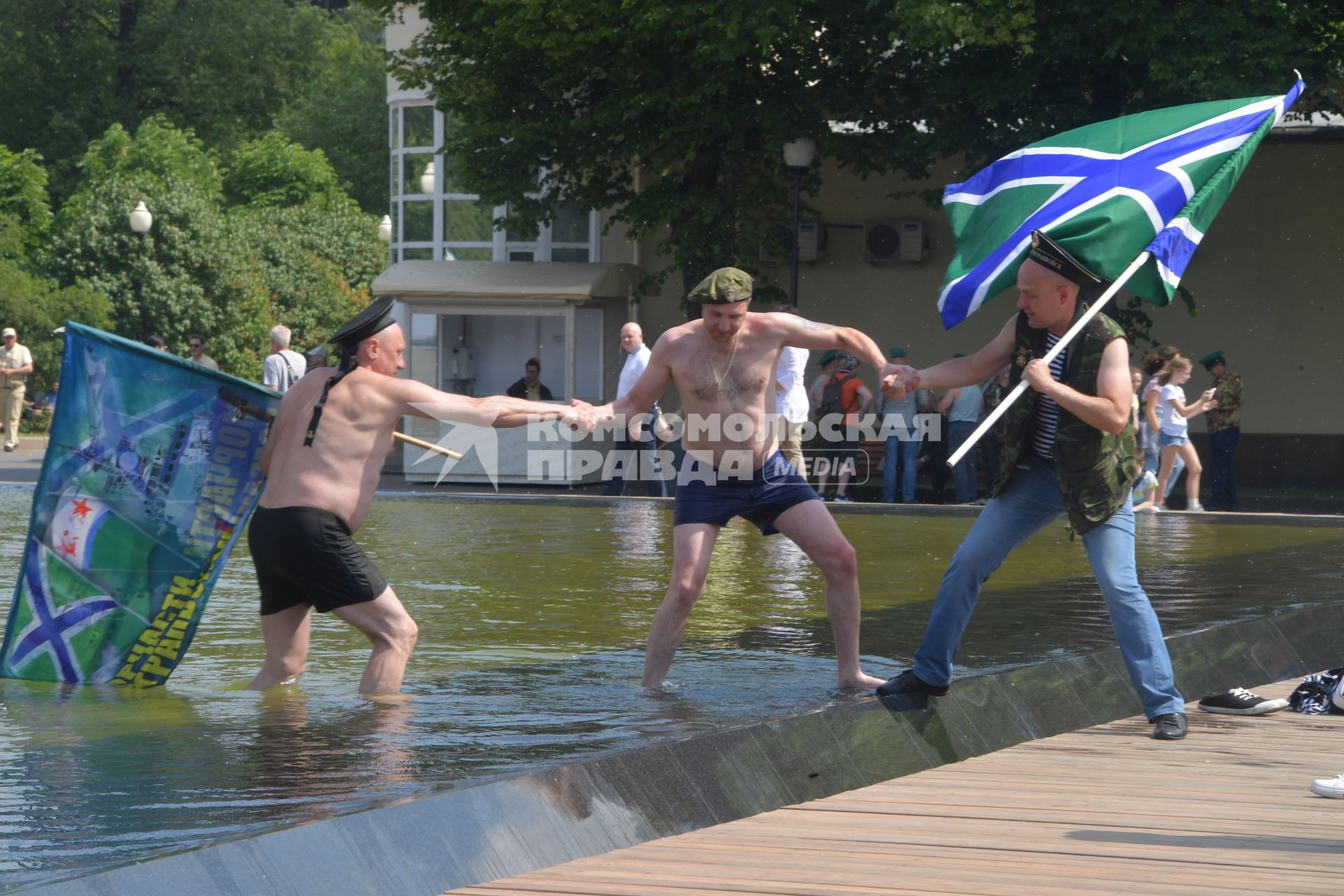 Москва. Пограничники в запасе празднуют День пограничника в Парке Горького.