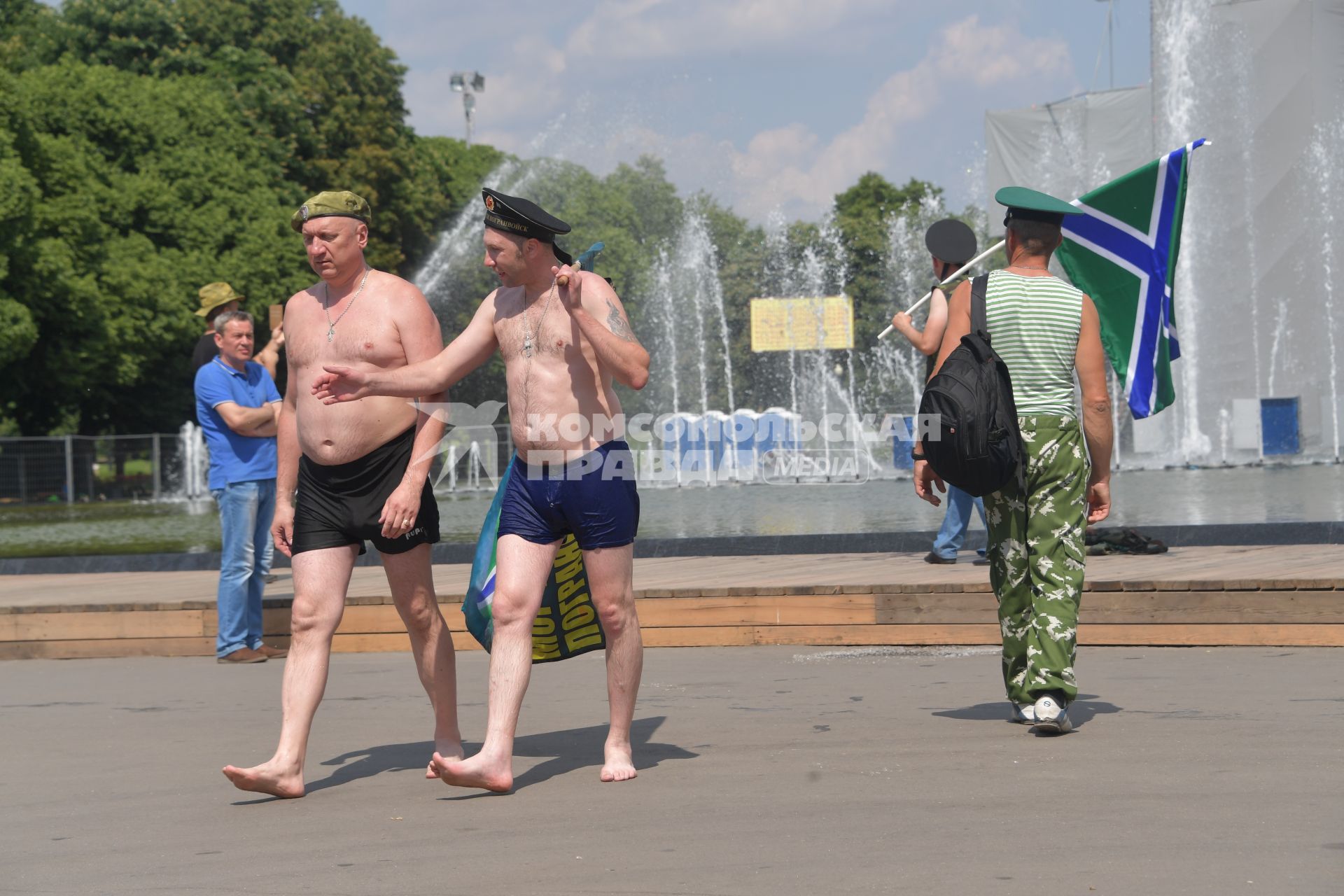 Москва. Пограничники в запасе празднуют День пограничника в Парке Горького.