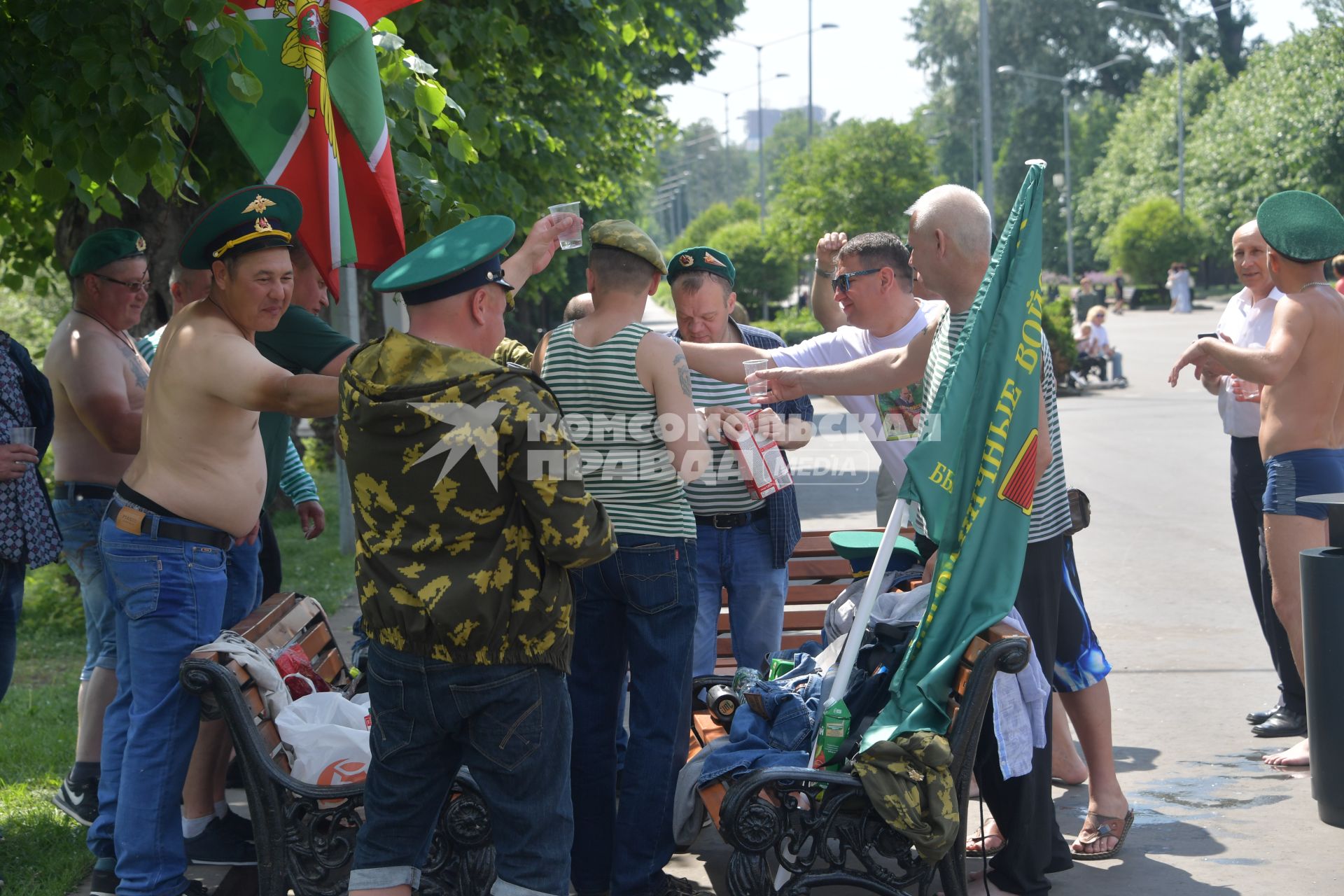 Москва. Пограничники в запасе празднуют День пограничника в Парке Горького.