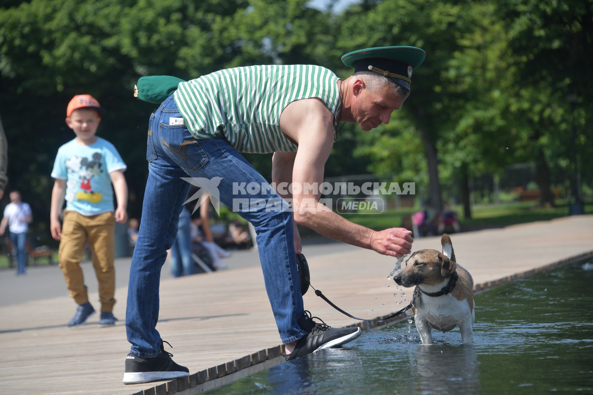 Москва. Пограничники в запасе празднуют День пограничника в Парке Горького.