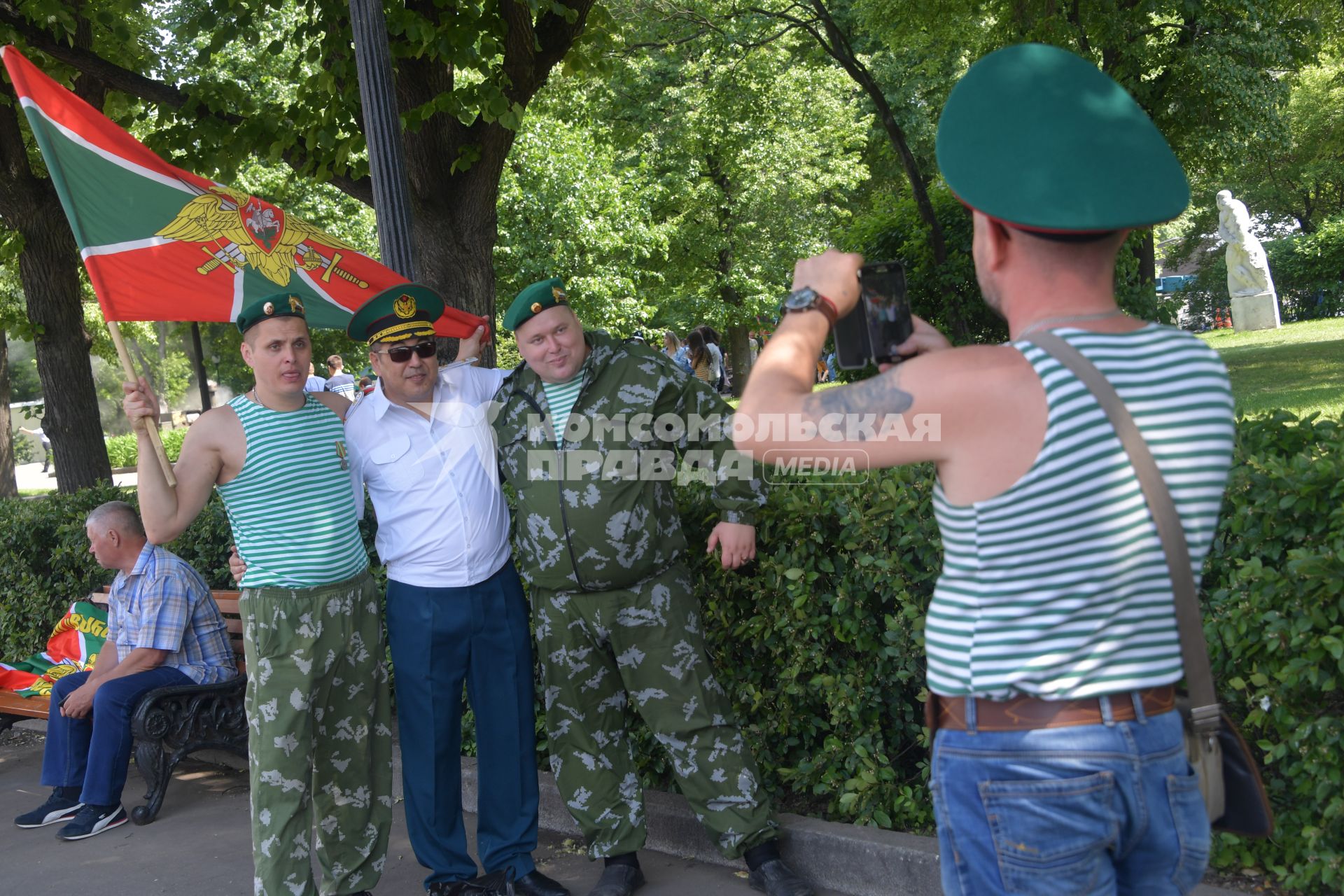 Москва. Пограничники в запасе празднуют День пограничника в Парке Горького.