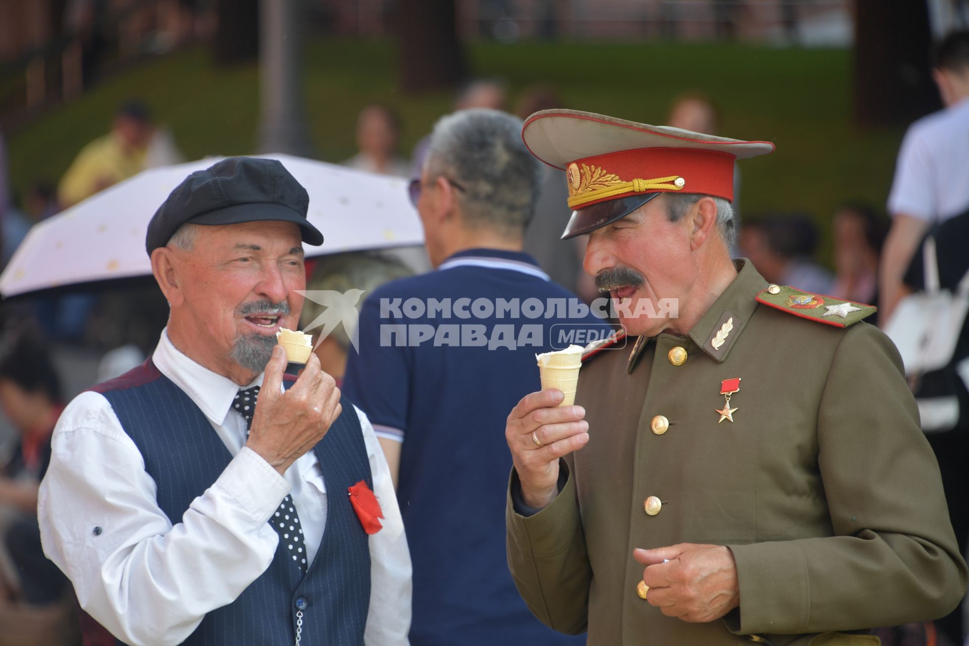 Москва.  Двойники Владимира Ленина и Иосифа Сталина на Красной площади едят мороженое.