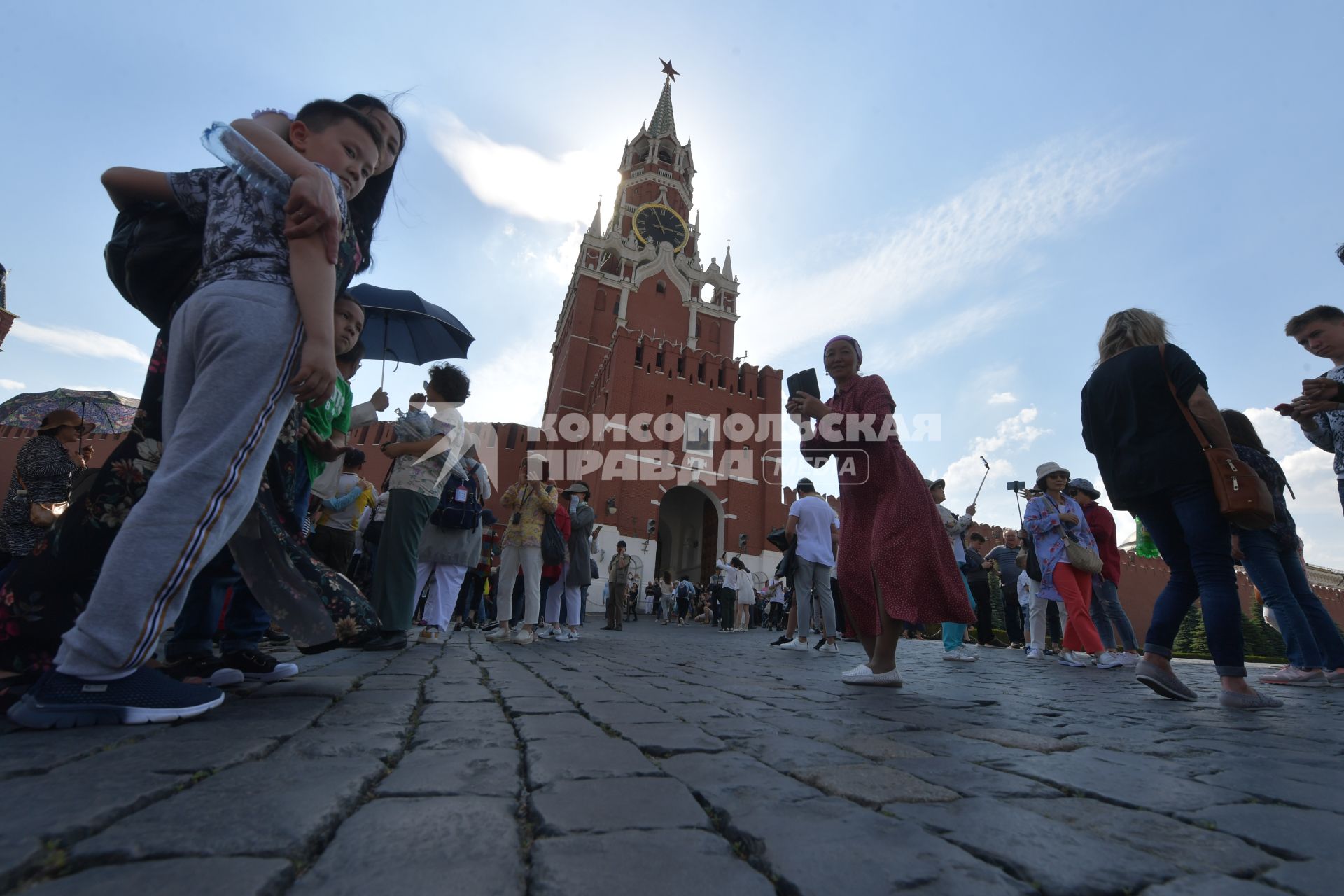 Москва.  Туристы фотографируются на Красной площади.