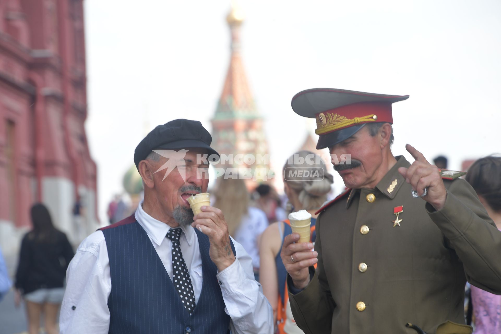 Москва.  Двойники Владимира Ленина и Иосифа Сталина на Красной площади едят мороженое.