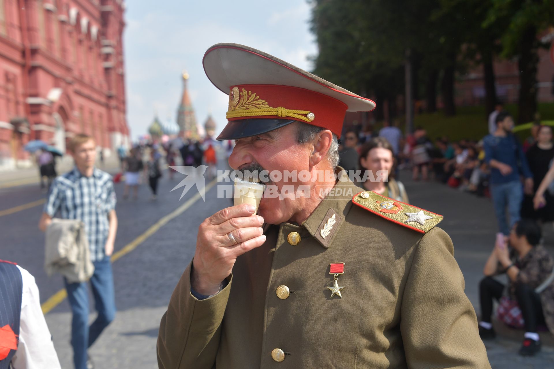 Москва.  Двойник  Иосифа Сталина на Красной площади ест мороженое.