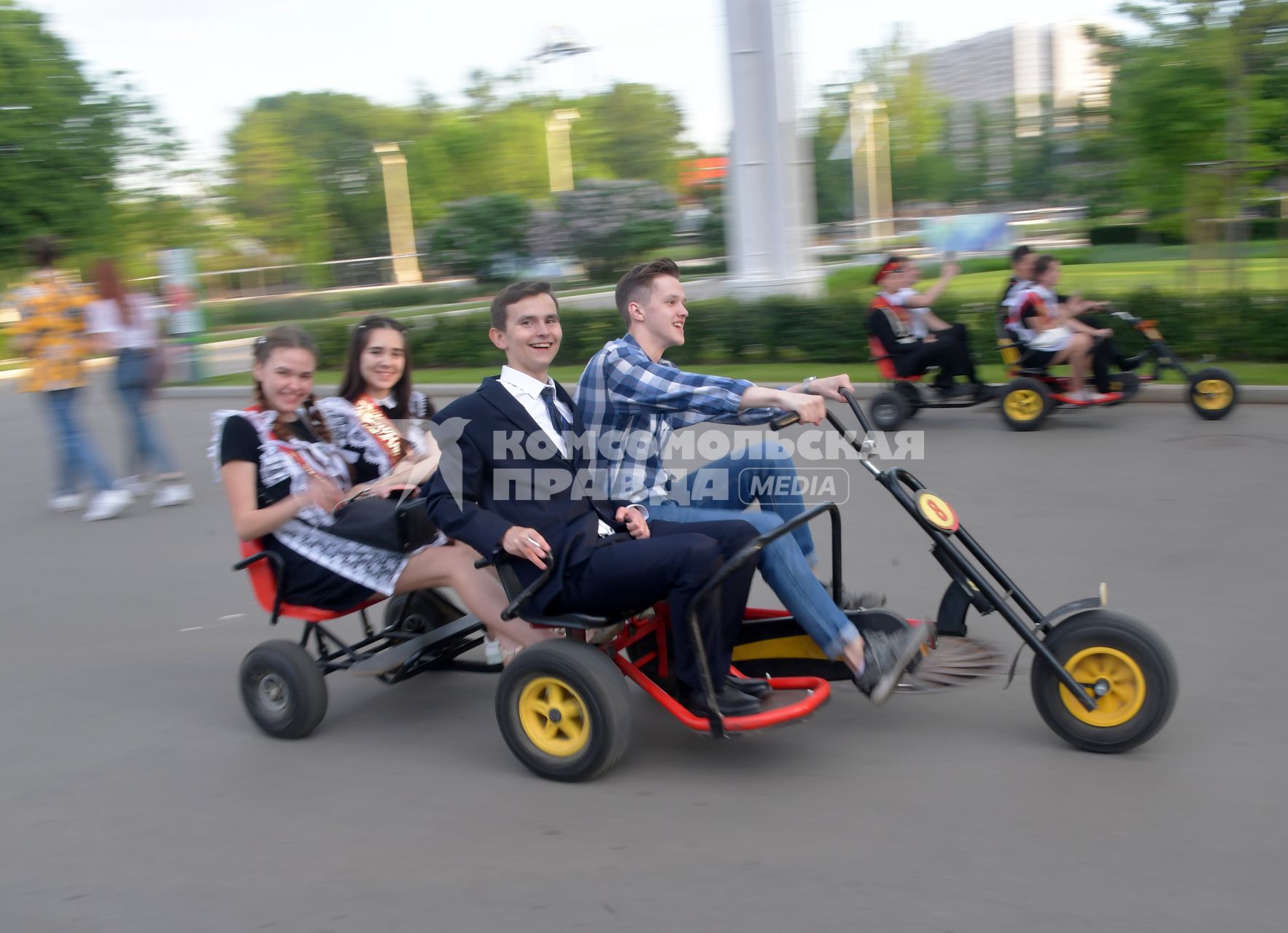 Москва.  Выпускники школ во время праздничных гуляний в честь окончания учебного года.