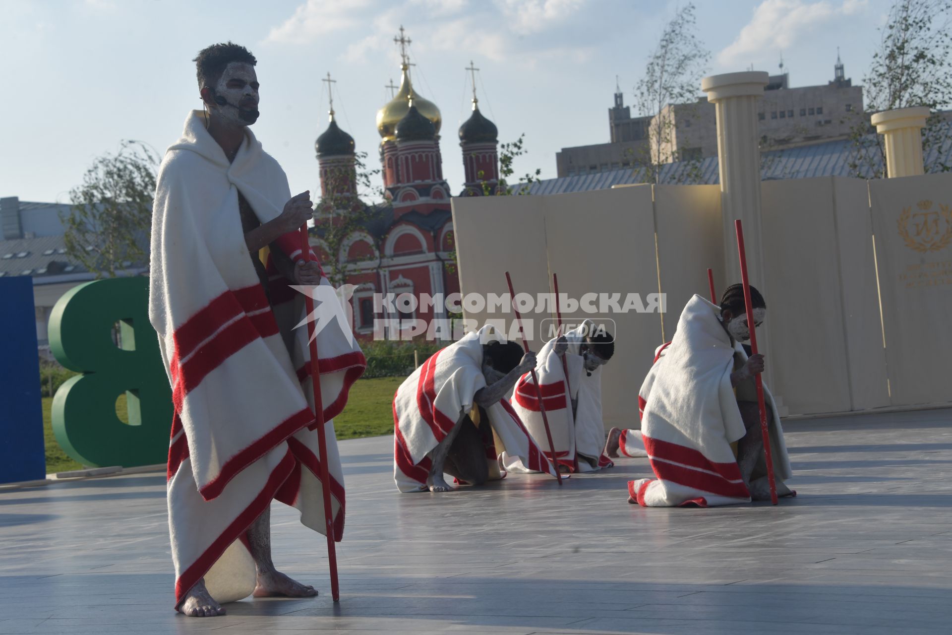 Москва.  Выступление артистов в парке `Зарядье`.